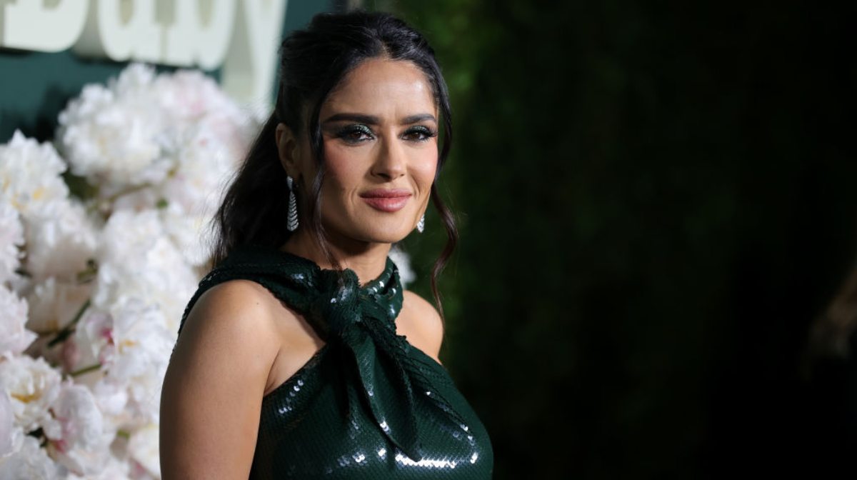 A sus 58 años, Salma Hayek se vuelve portada de Sports Illustrated y luce espectacular