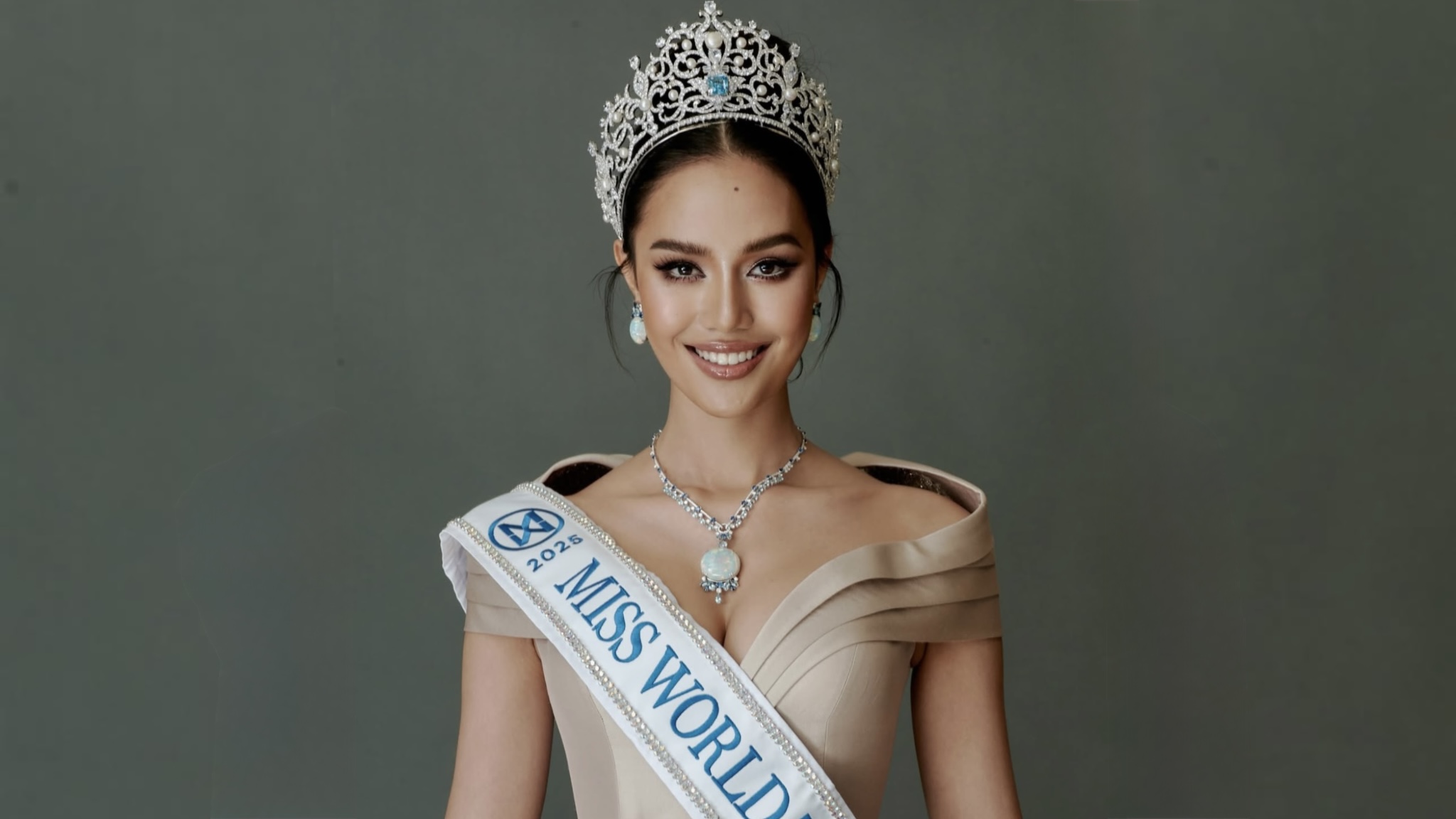 Tailandia hace historia: Opal Suchata se corona como Miss World 2025