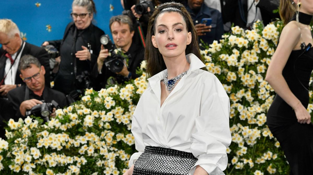 Cómo llevar una camisa blanca de mujer con estilo