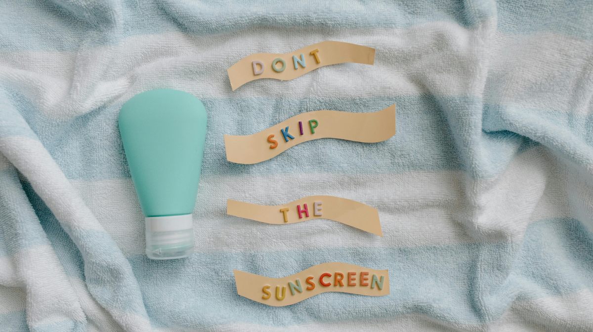 El inesperado truco para darle un segundo uso a tu bloqueador solar vencido