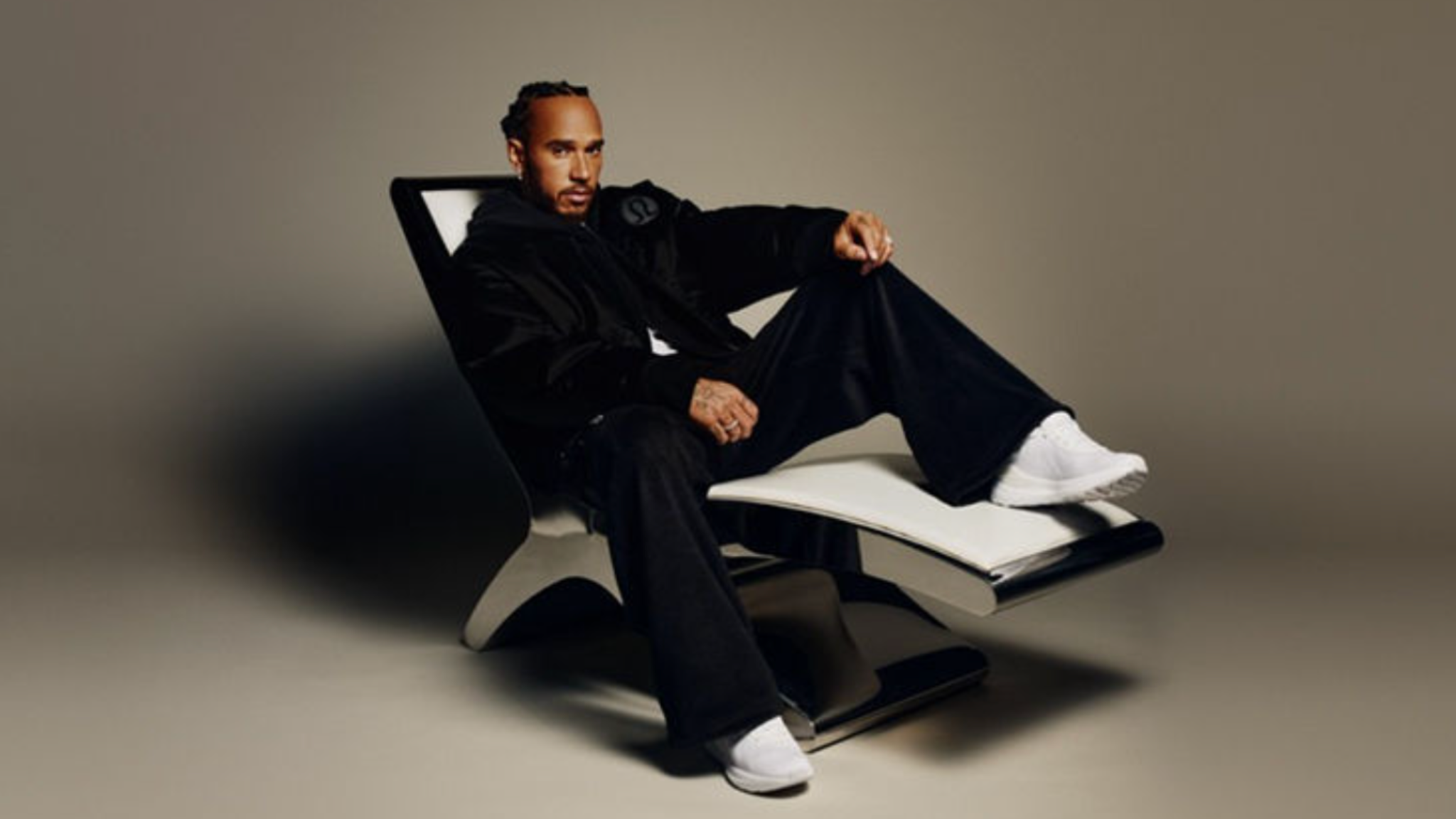 Lewis Hamilton se une a lululemon como embajador global