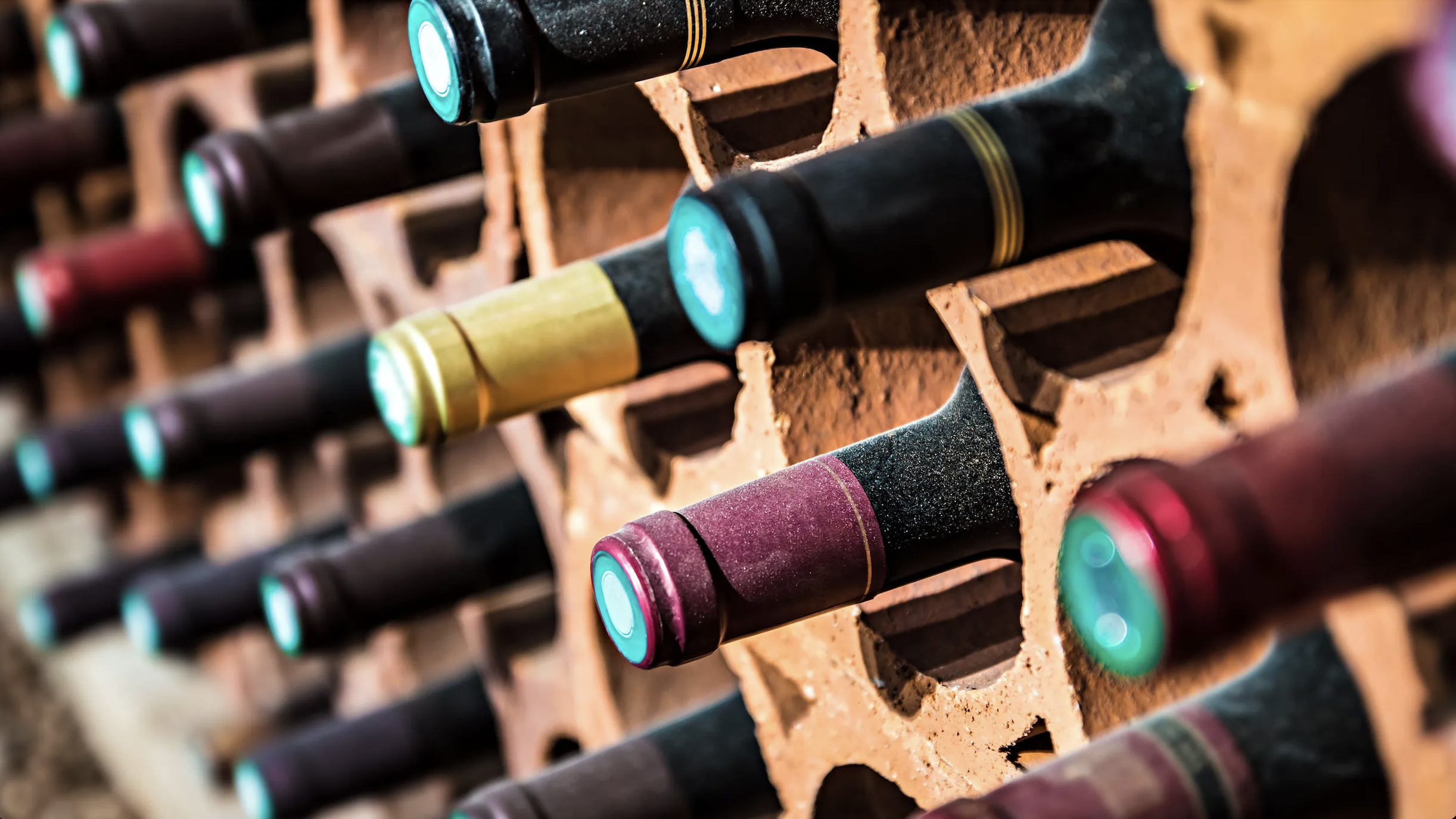 ¿Por qué las botellas de vino se guardan acostadas? La ciencia lo explica