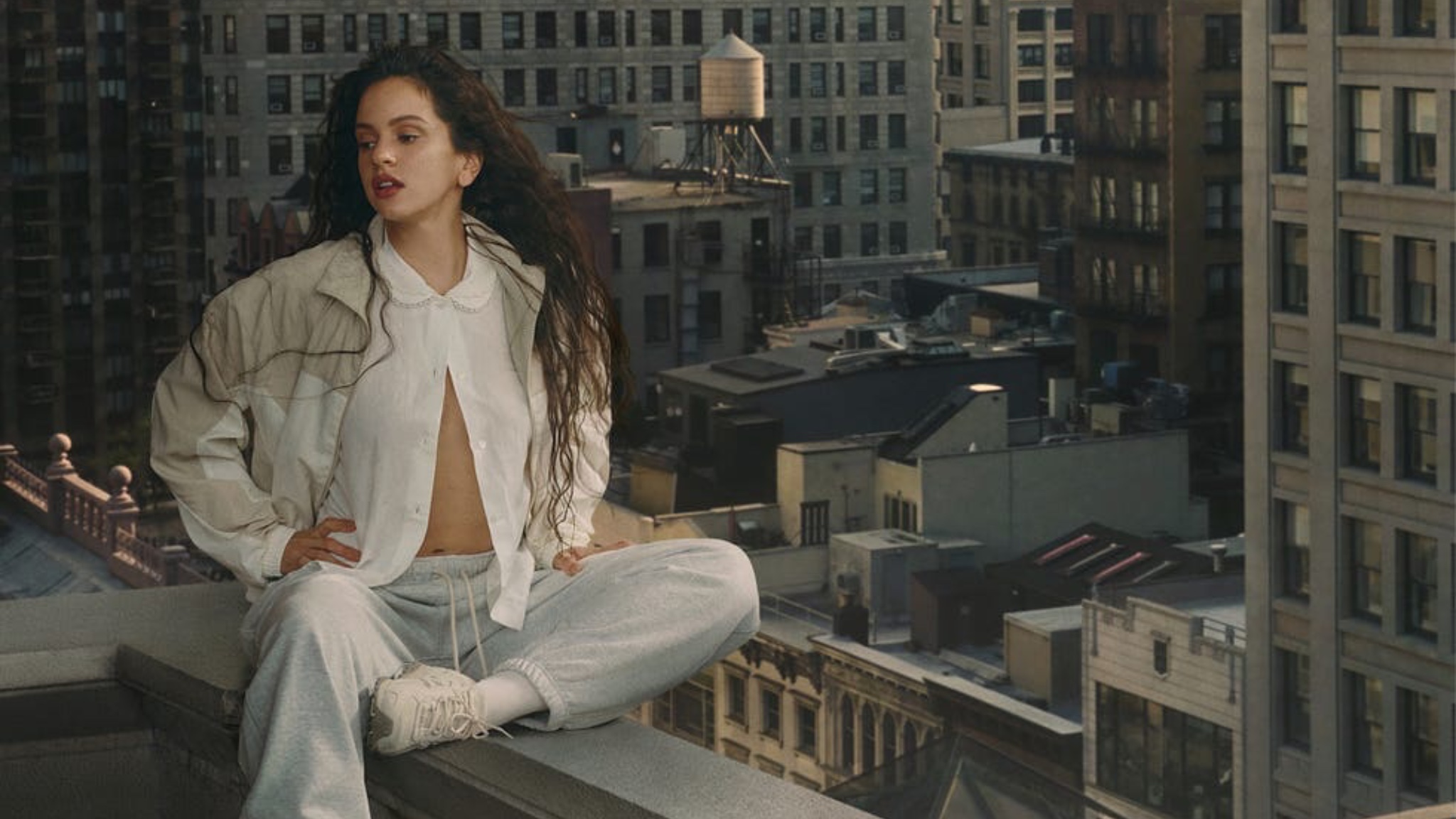 rosalia-x-new-balance-la-cantante-debuta-como-embajadora-global