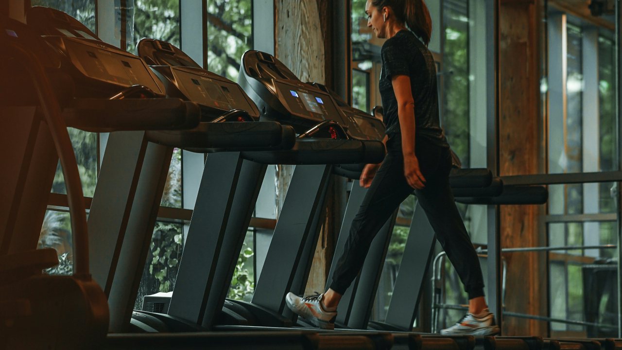 Correr vs caminar con elevación: ¿qué quema más calorías en la caminadora?