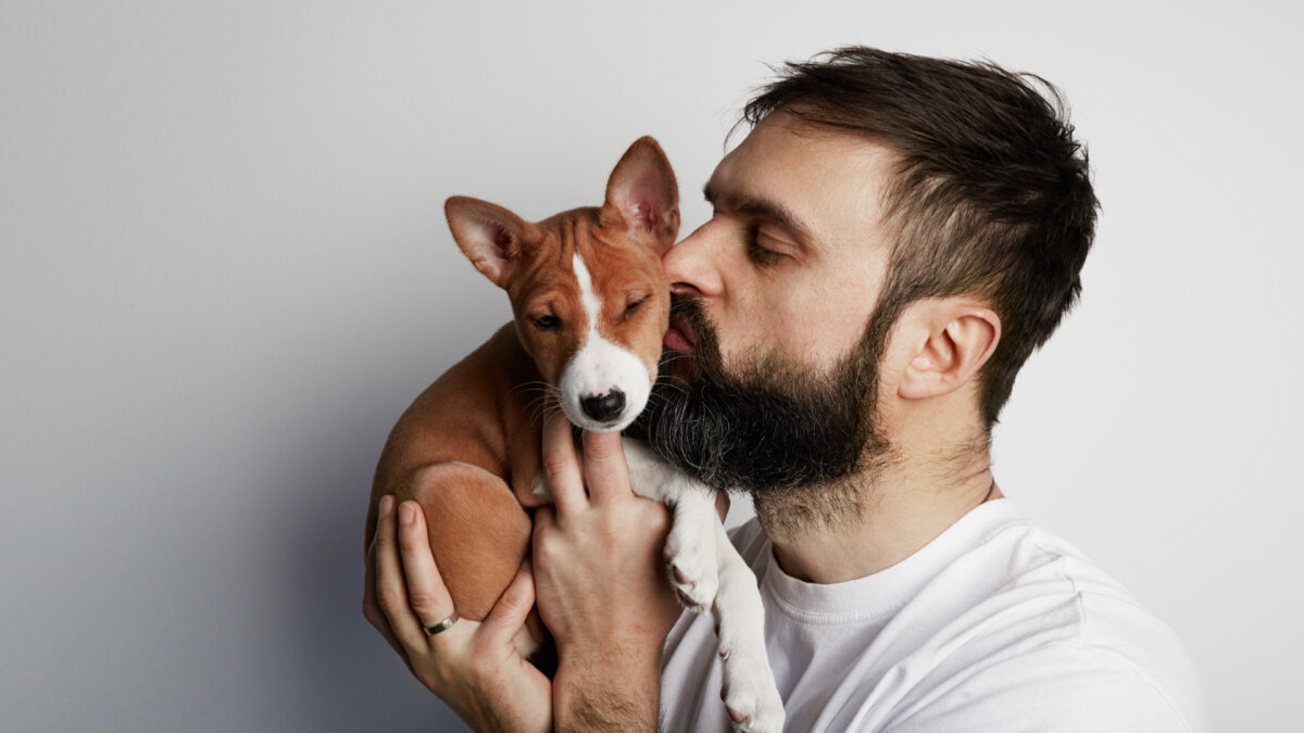 Los hombres que aman a los perros son mejores parejas (y la ciencia lo respalda)