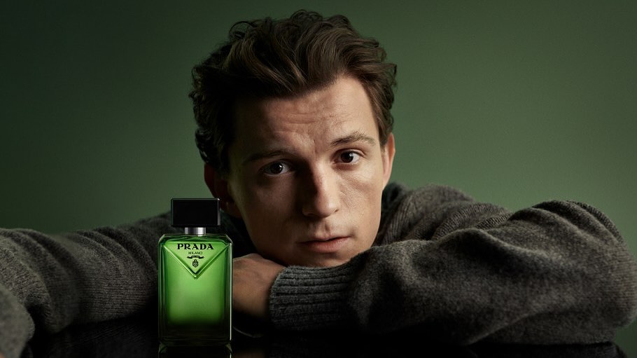 Tom Holland es el nuevo rostro de Prada Paradigme: una fragancia que redefine la masculinidad