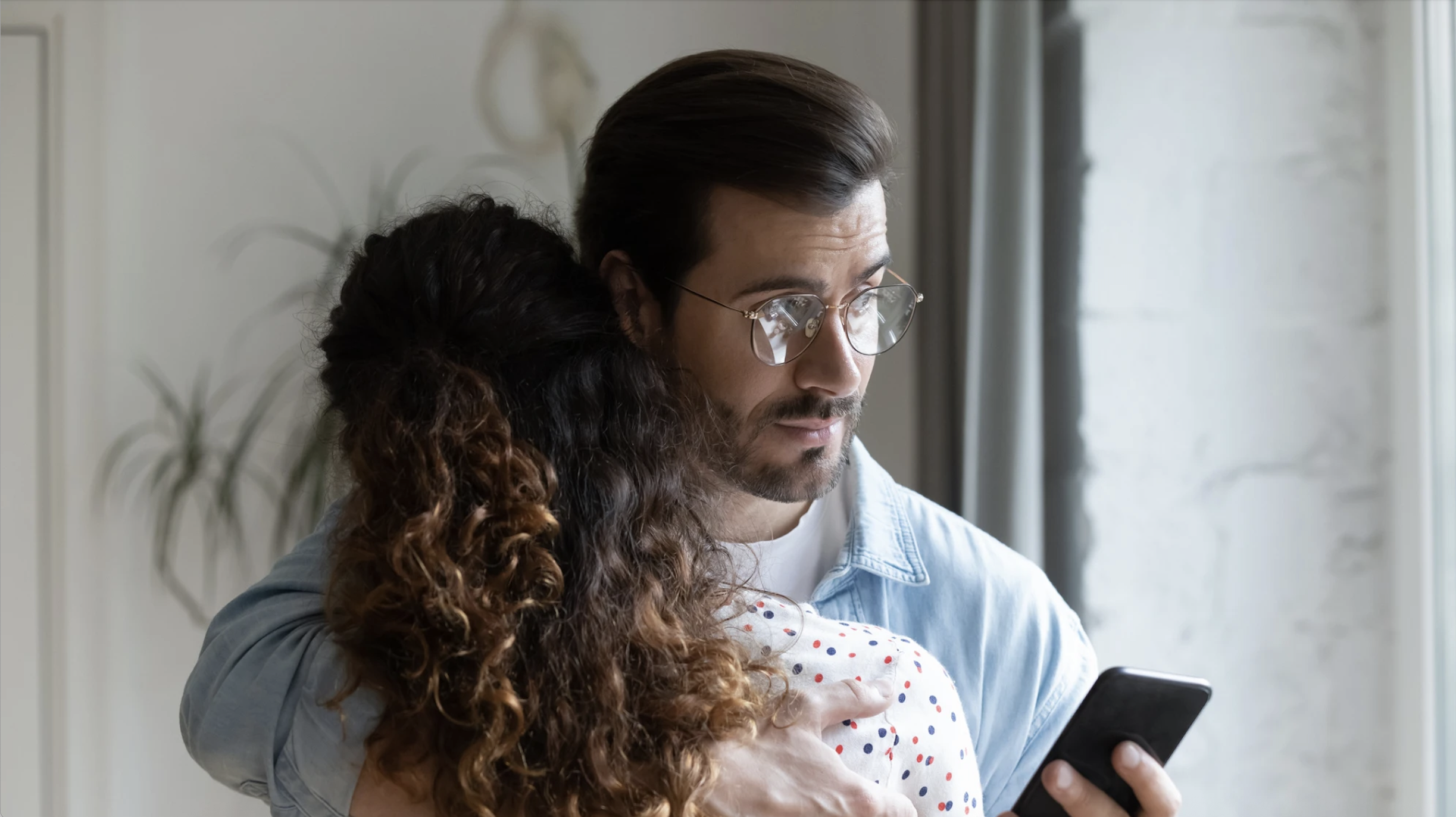 Top 5 profesiones más infieles (y por qué no todo es culpa del trabajo)