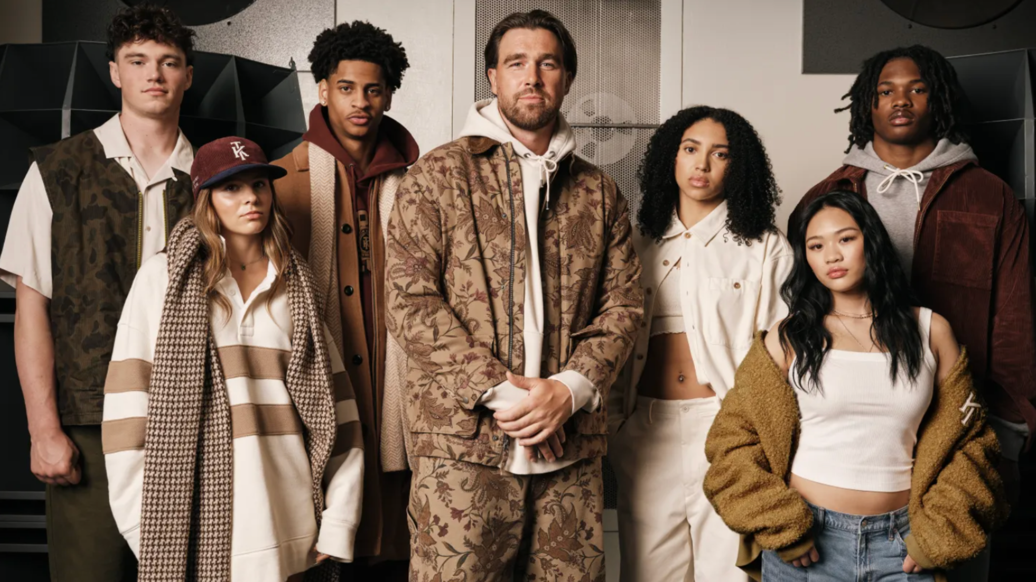 Travis Kelce lanza colección con American Eagle: así es AE x Tru Kolors