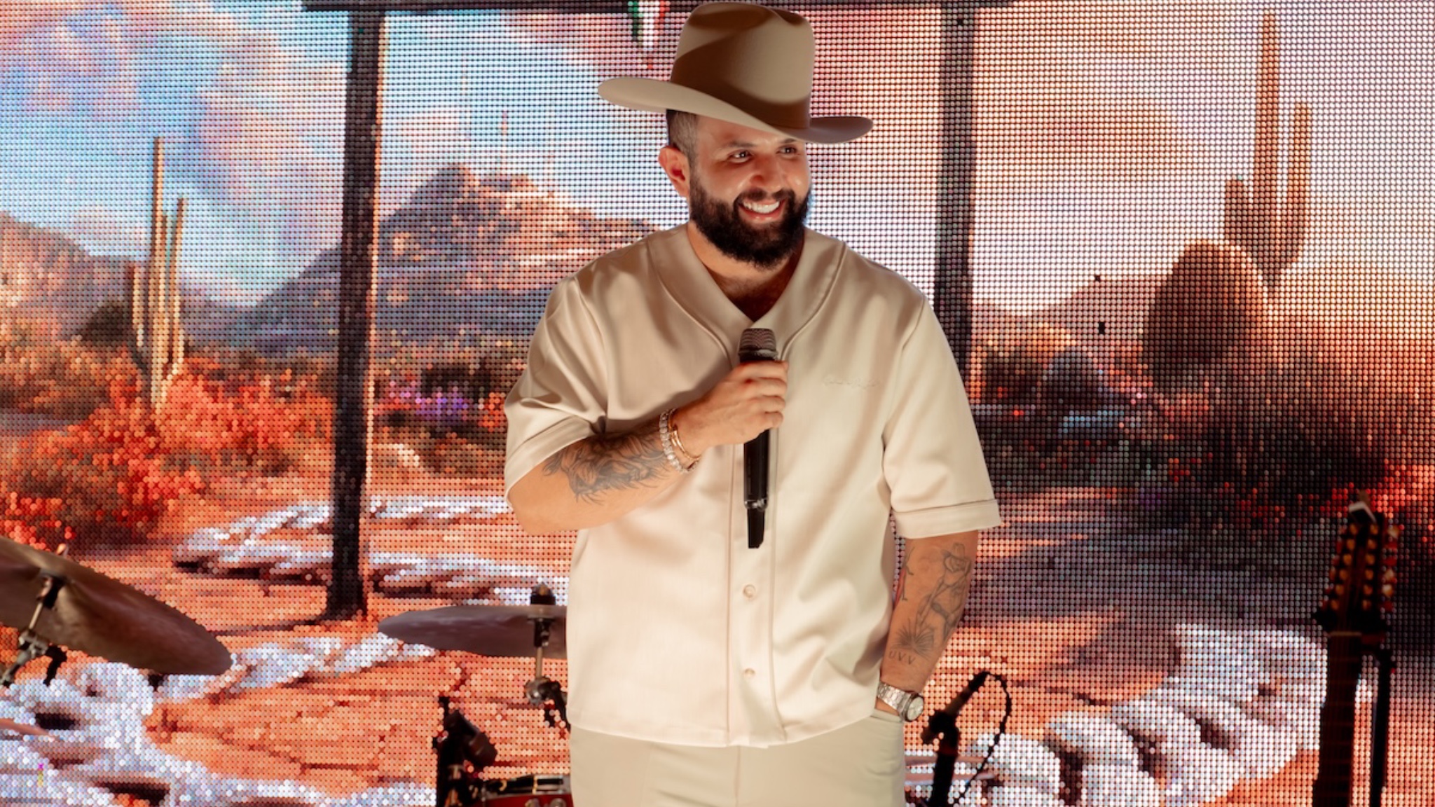 Carín León hará historia: el primer latino en presentarse en la Sphere de Las Vegas