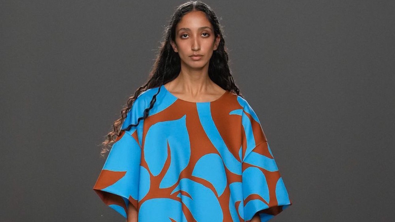 Dries Van Noten explora coloridos estampados para Primavera/Verano 26 en Paris Fashion Week
