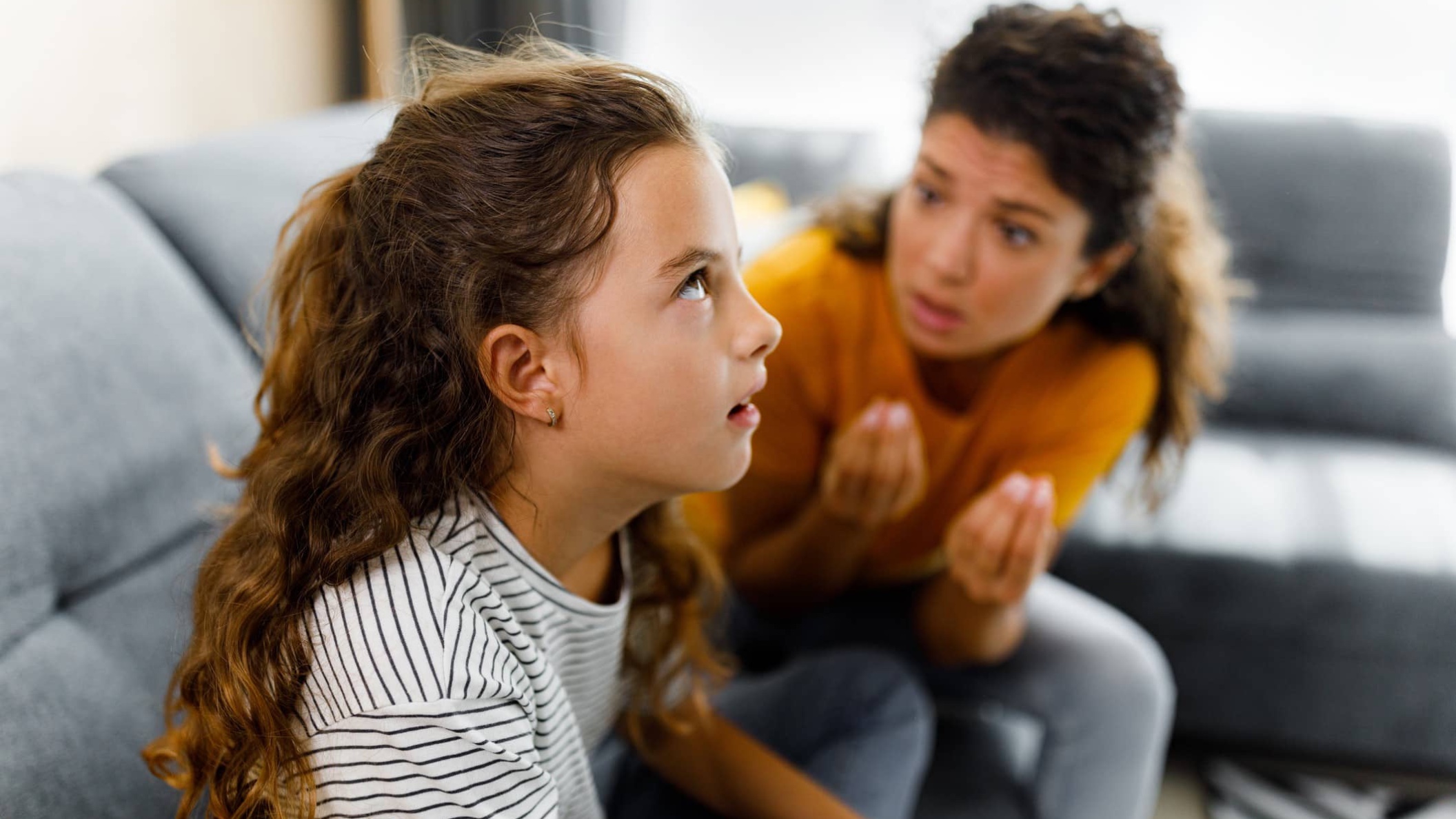 Estudio: Mamás que “molestan mucho” son la clave para hijas exitosas