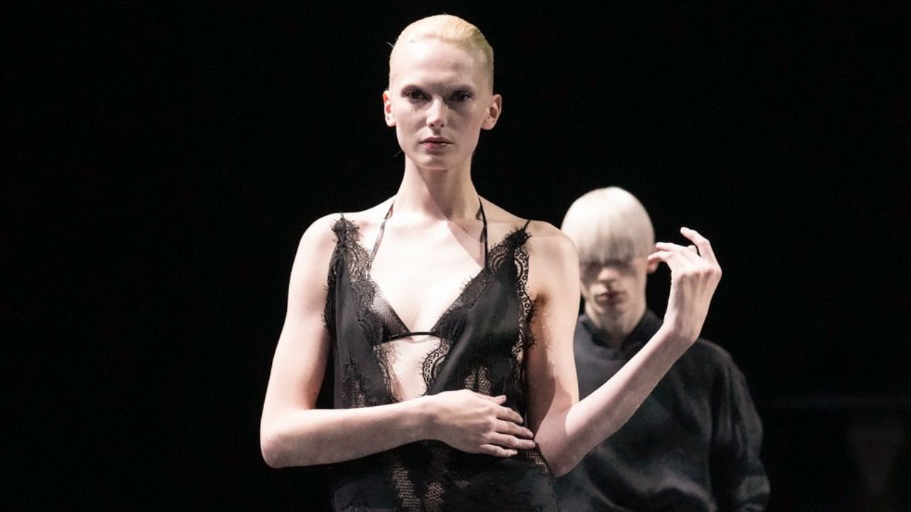 Haider Ackermann debutó en Tom Ford con sensualidad gótica en París