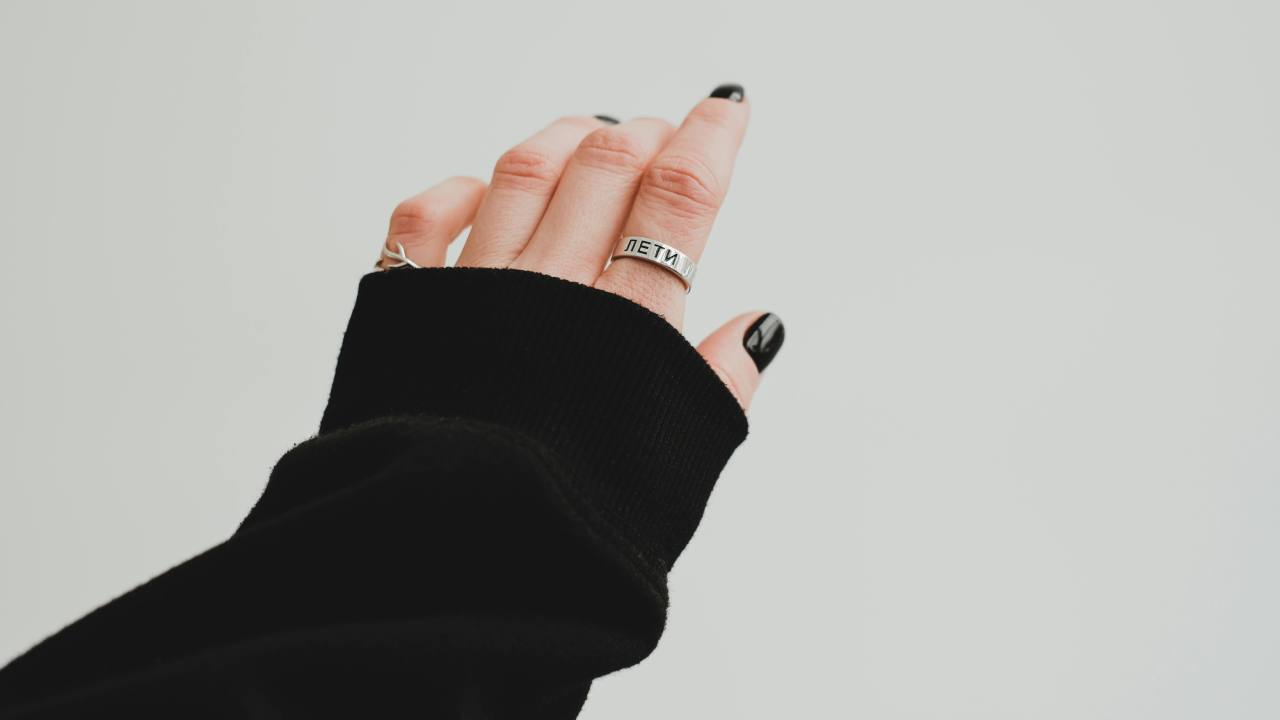 7 colores de uñas en tendencias para este otoño 2025