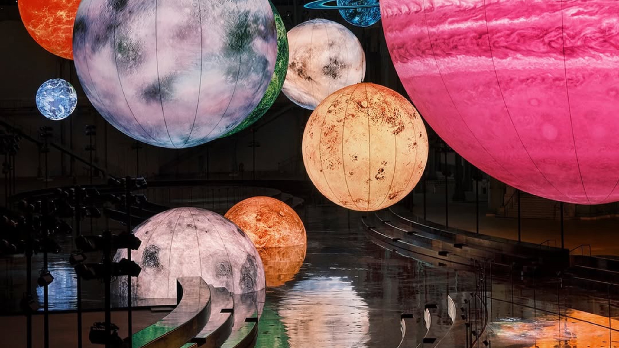 Matthieu Blazy transforma el Grand Palais en una galaxia para Chanel Primavera-Verano 2026