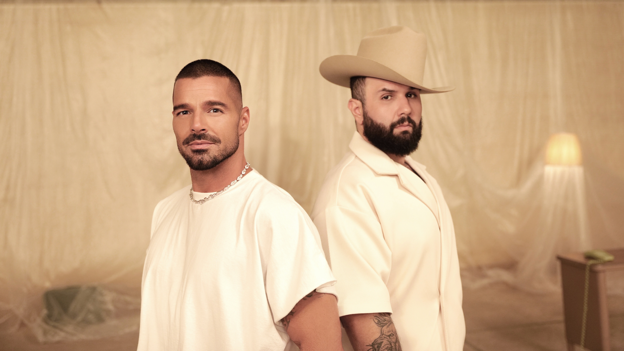 ricky-martin-y-carin-leon-sorprenden-con-nueva-version-de-a-medio-vivir