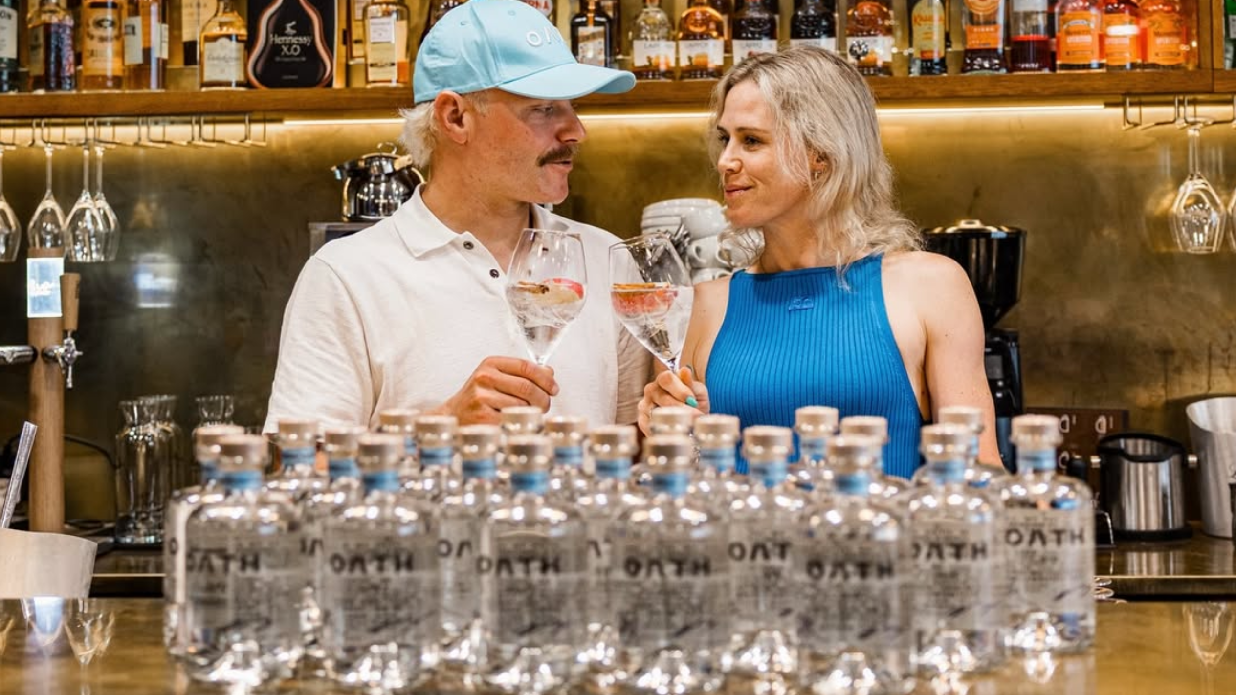 valtteri-bottas-presenta-su-ginebra-oath-gin-durante-el-gp-de-mexico-2025