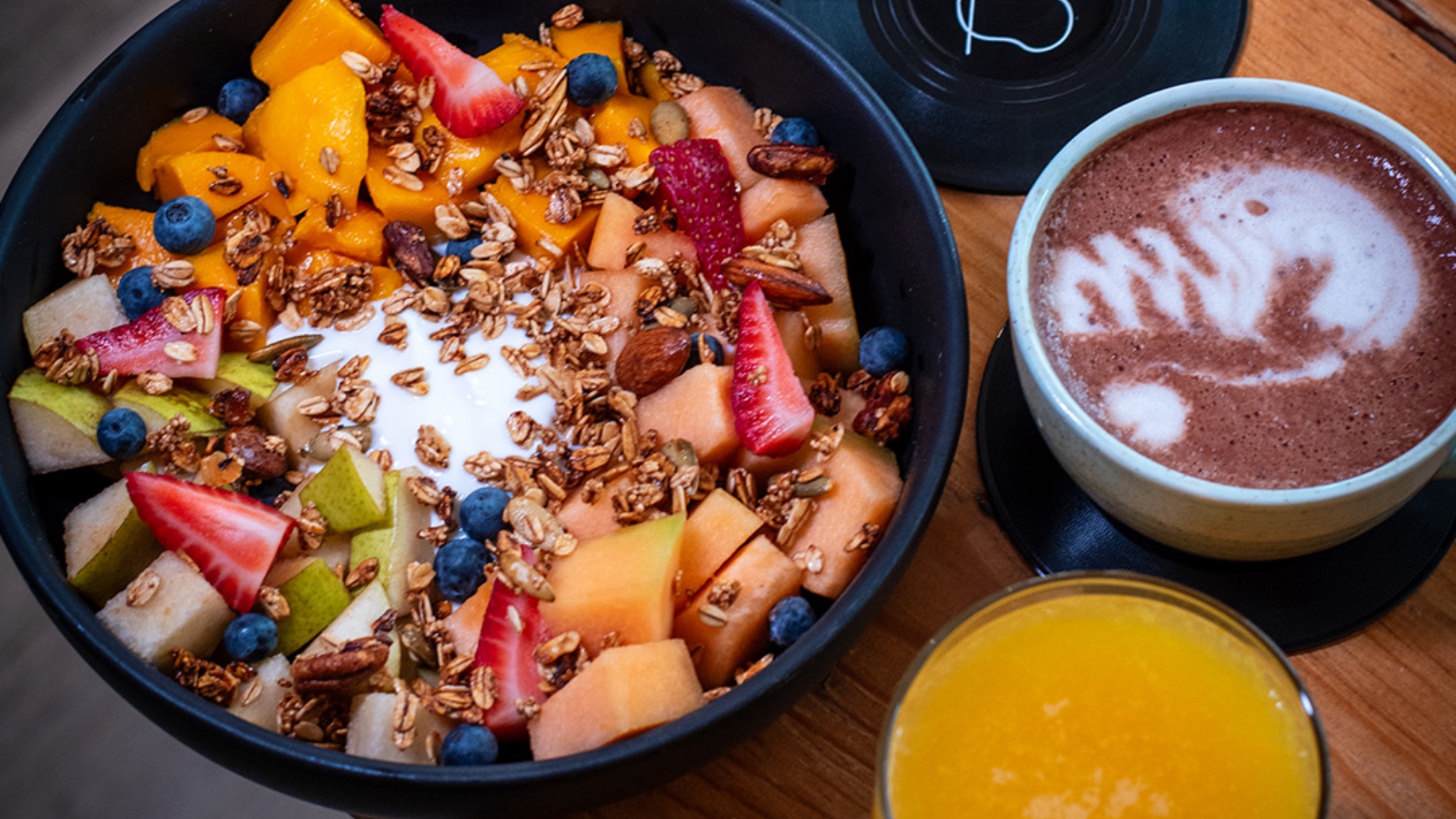 7 lugares perfectos para brunchear con tus amigos antes de que diciembre se convierta en caos social (y emocional)