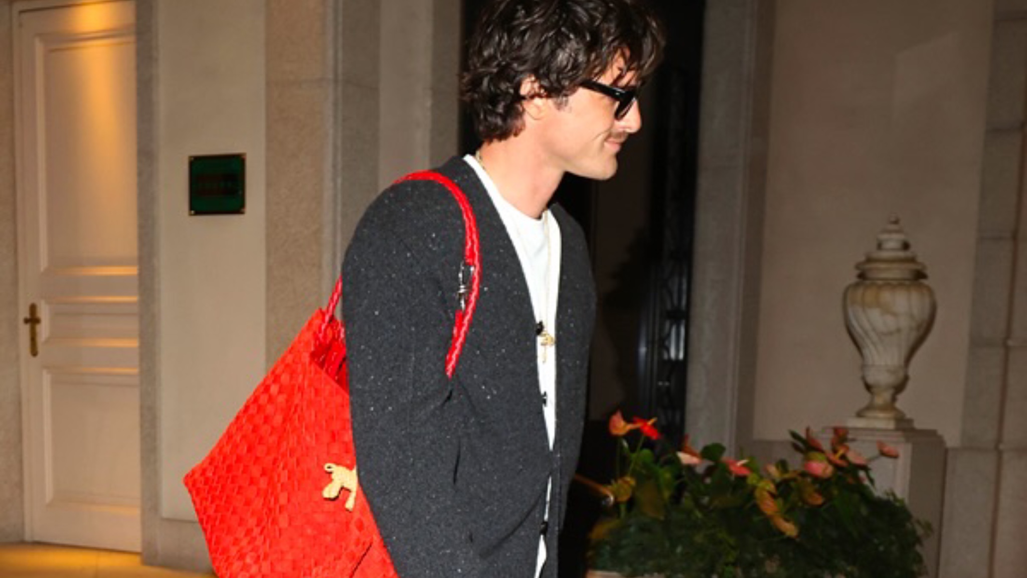 la-coleccion-de-bolsos-de-jacob-elordi-que-esta-conquistando-el-street-style
