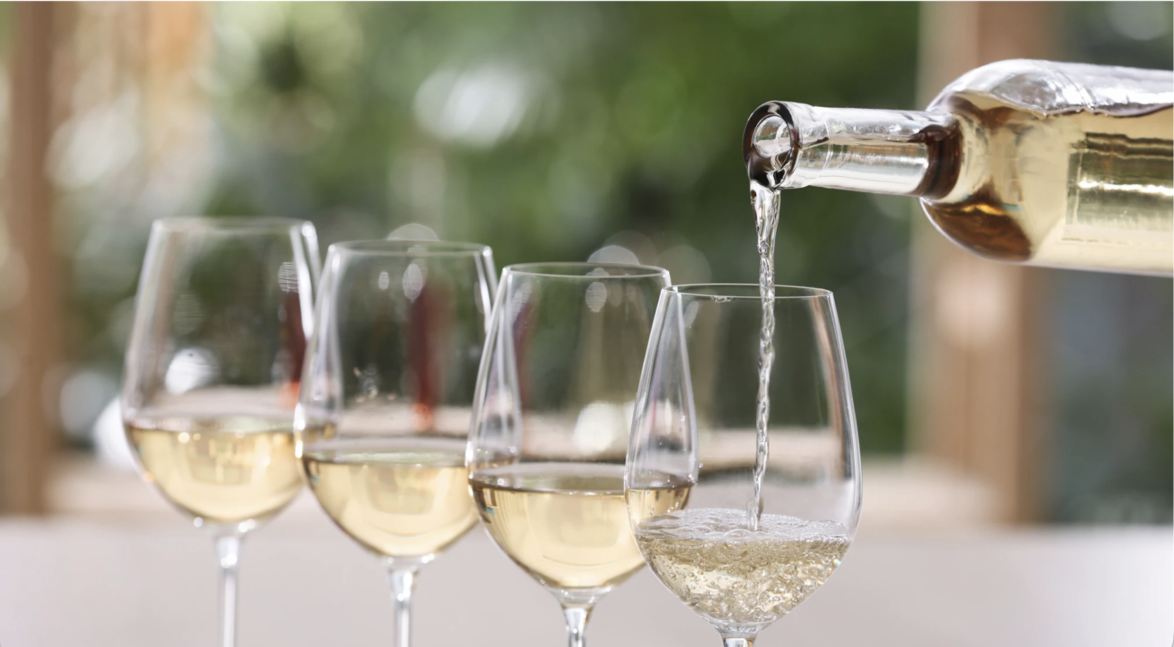 2 cócteles navideños con vino blanco que tienes que preparar esta temporada (son muy fáciles)