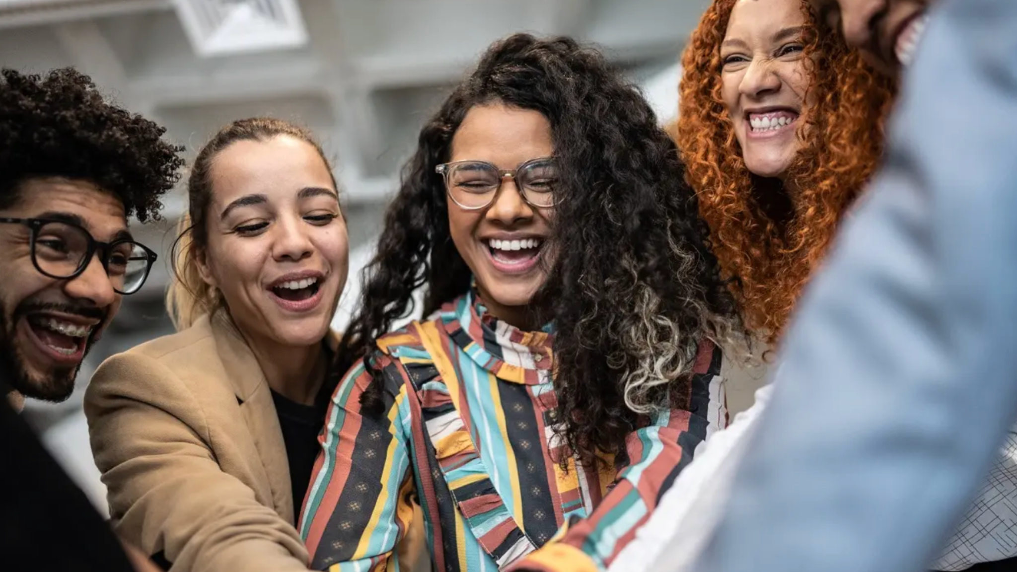 La Gen Z abandona las oficinas y elige trabajar para multimillonarios (como niñeras de lujo)