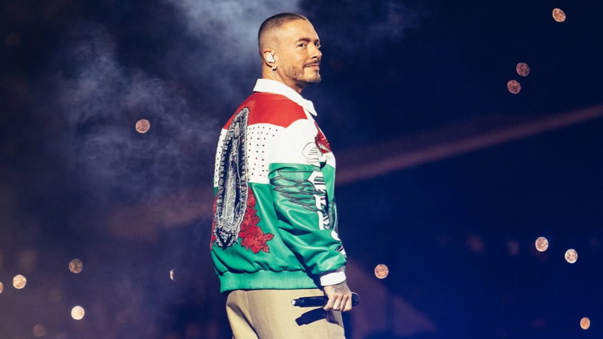 quien-diseno-la-chamarra-viral-de-j-balvin-que-uso-en-el-concierto-de-bad-bunny-en-cdmx-8