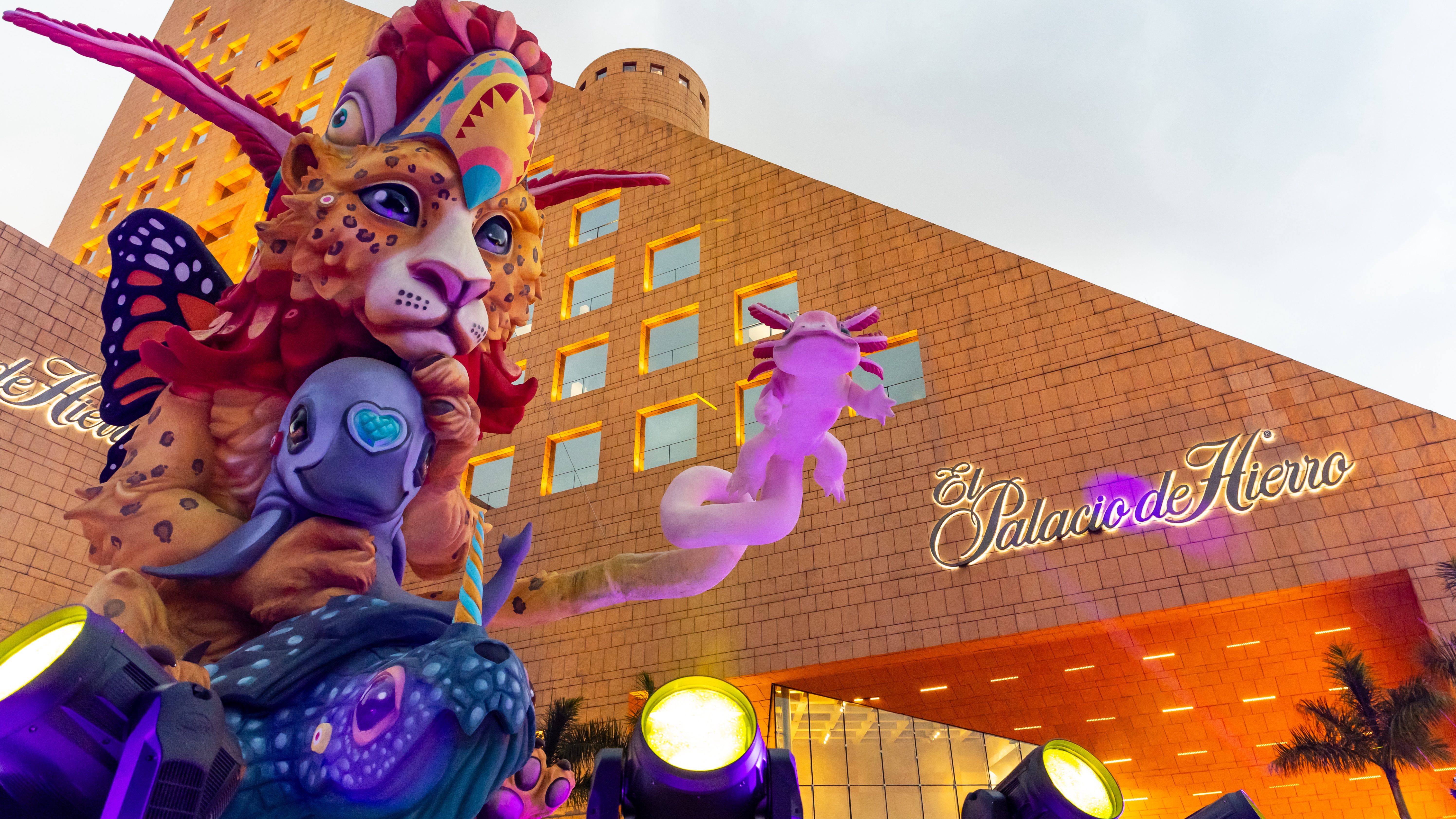 anahuac-la-escultura-monumental-de-dulk-que-transforma-el-palacio-de-hierro