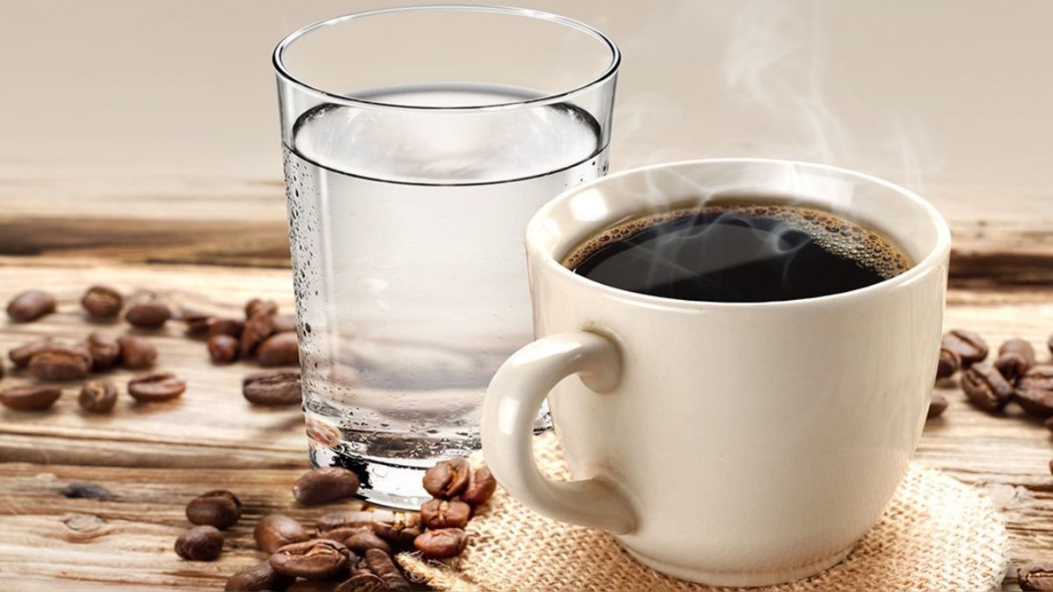 Beneficios de tomar un vaso de agua antes del café