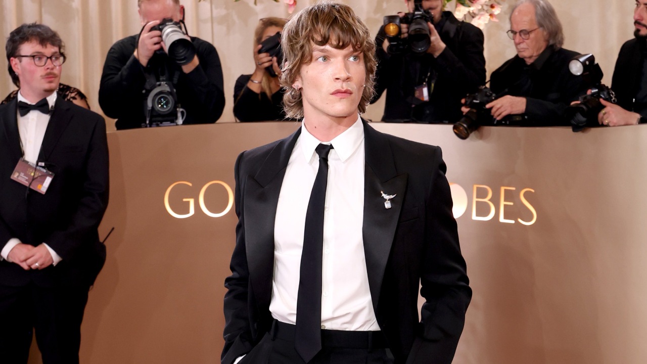 Connor Storrie usó un emblema de la casa Tiffany & Co. en sus primeros Golden Globes