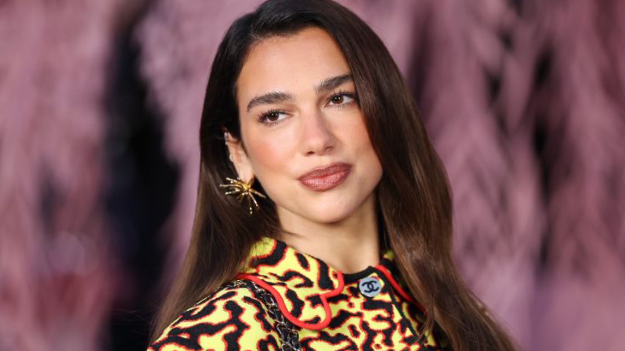 fashion-beauty:el-perfume-preferido-de-dua-lipa-a-que-huele-y-cuanto-cuesta