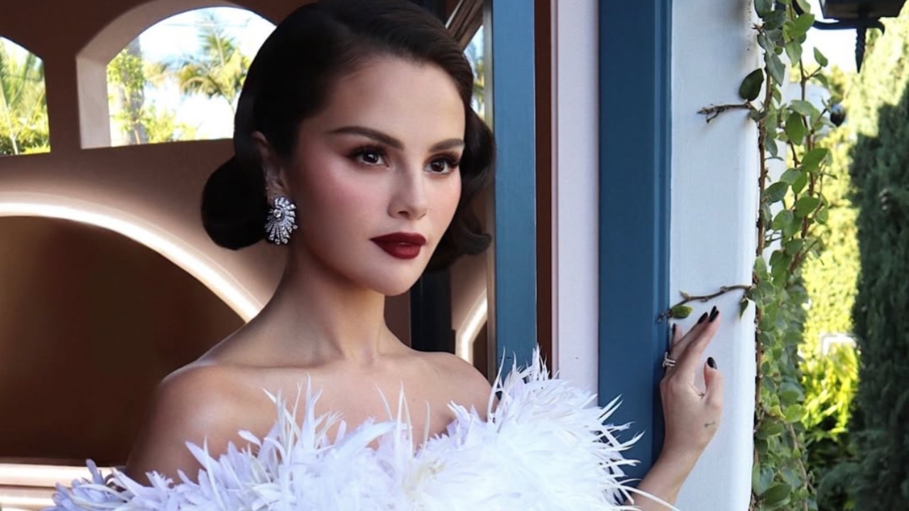 Negro terciopelo, la manicura de Selena Gomez que será tendencia en 2026