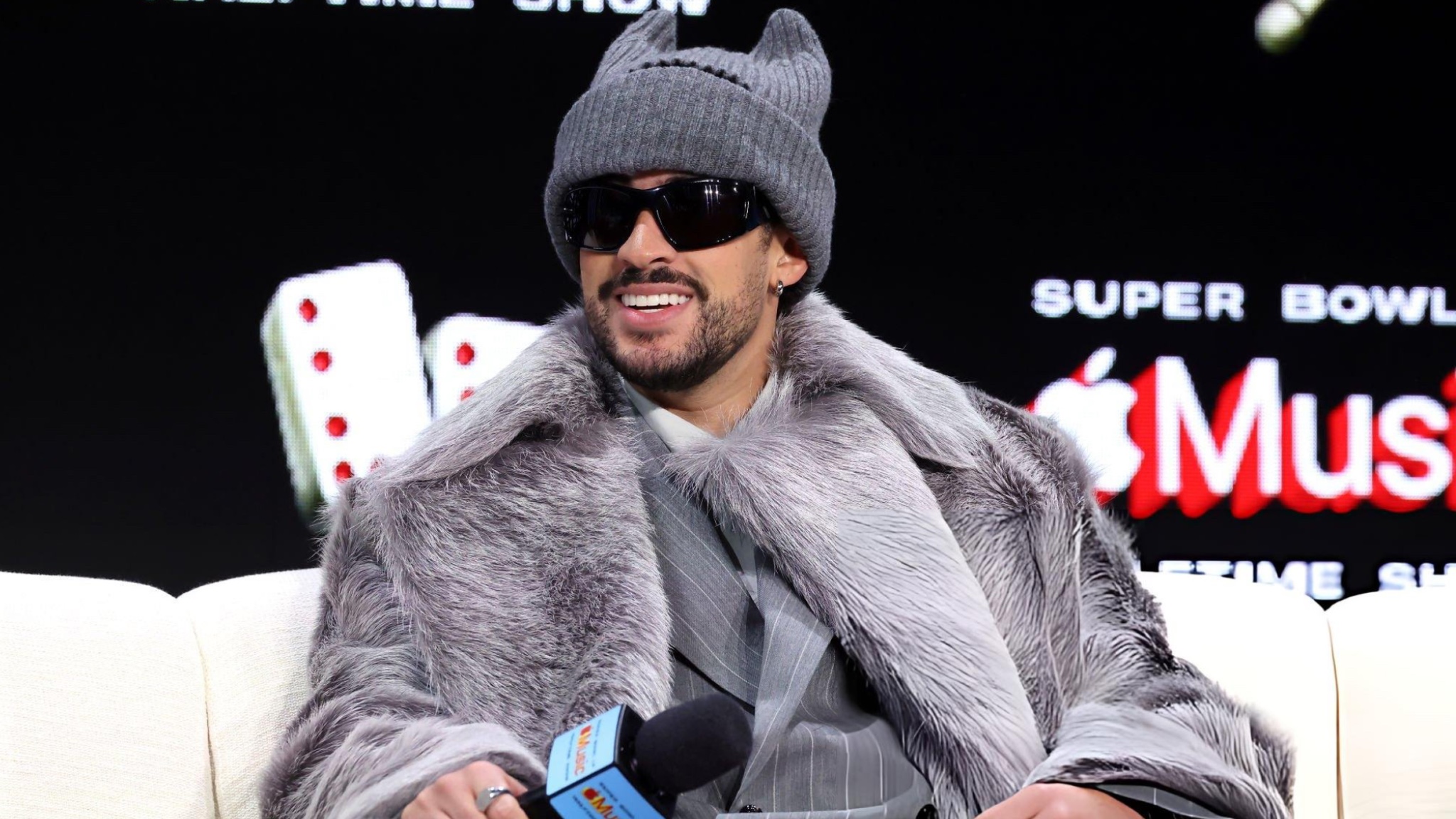 de-bottega-veneta-a-adidas-asi-fue-el-impactante-look-de-bad-bunny-en-la-conferencia-del-super-bowl