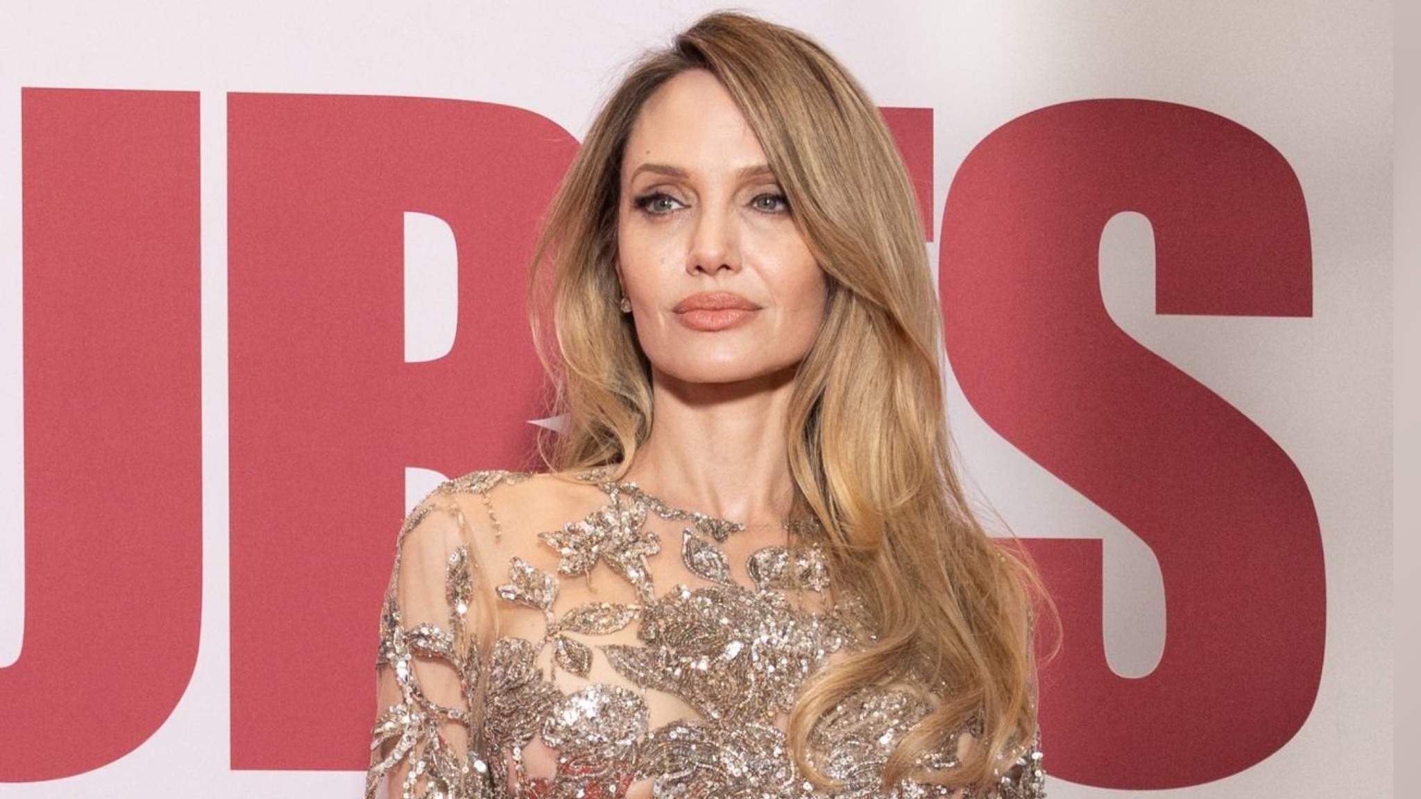 por-esto-amamos-a-angelina-jolie-icono-eterno-de-la-moda-internacional