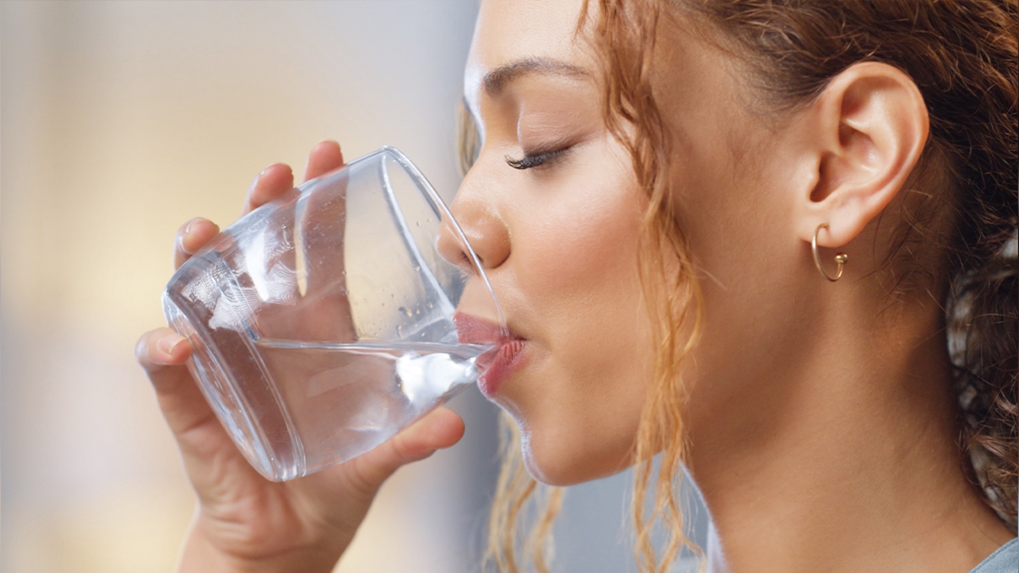 Cantidad de agua que debes tomar al día para mejorar tu digestión, según expertos