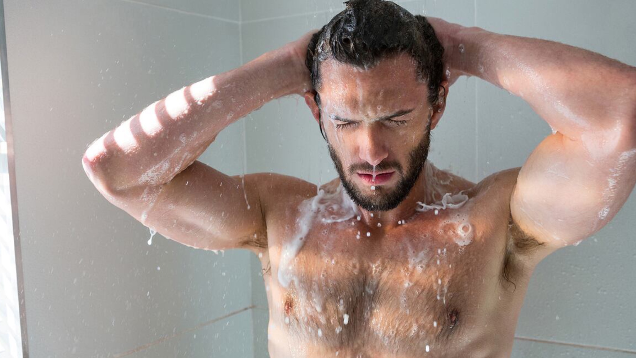 ¿Ducha por la mañana o por la noche? Dermatólogos revelan cuál es el mejor momento del día para bañarte