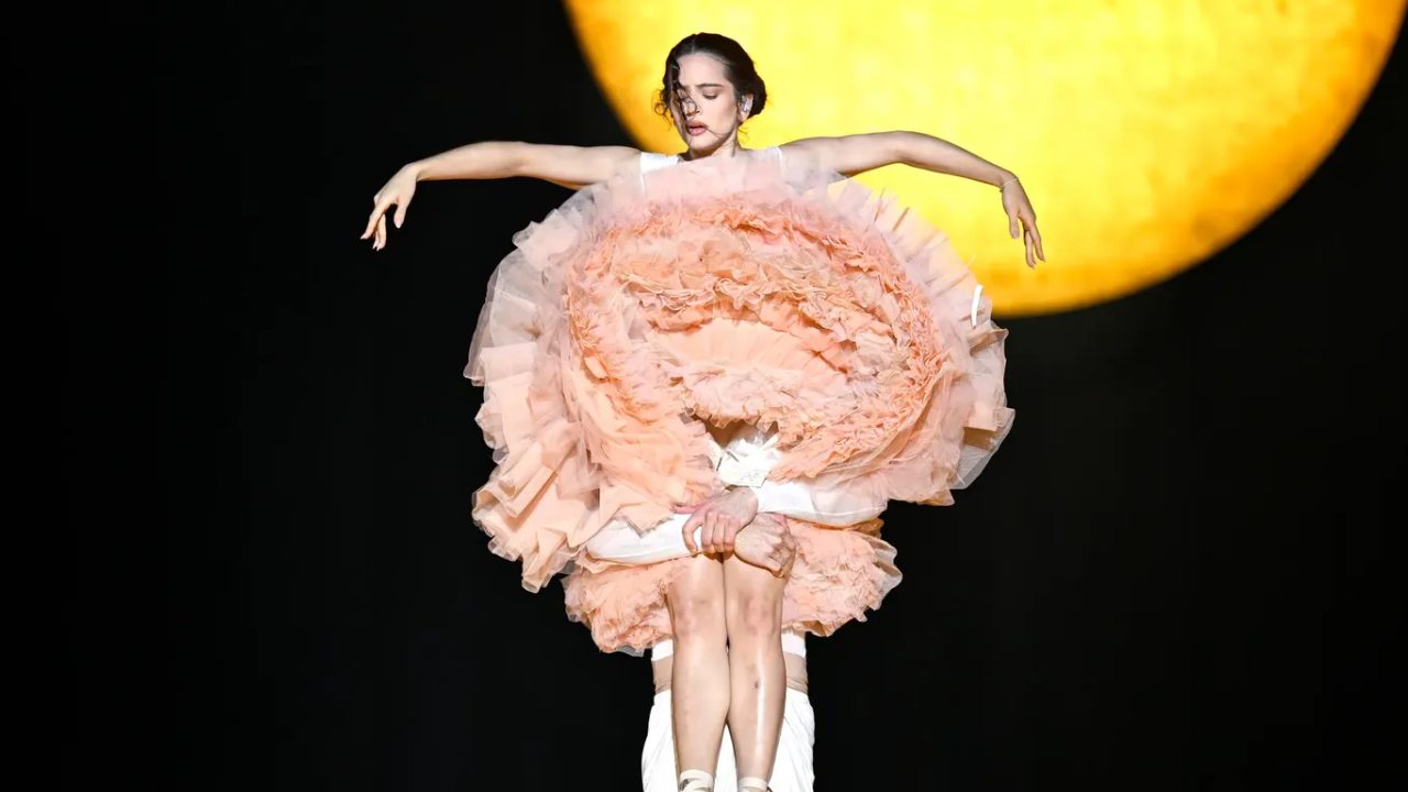 Rosalía en un ballet surrealista; los looks Ann Demeulemeester para el LUX World Tour