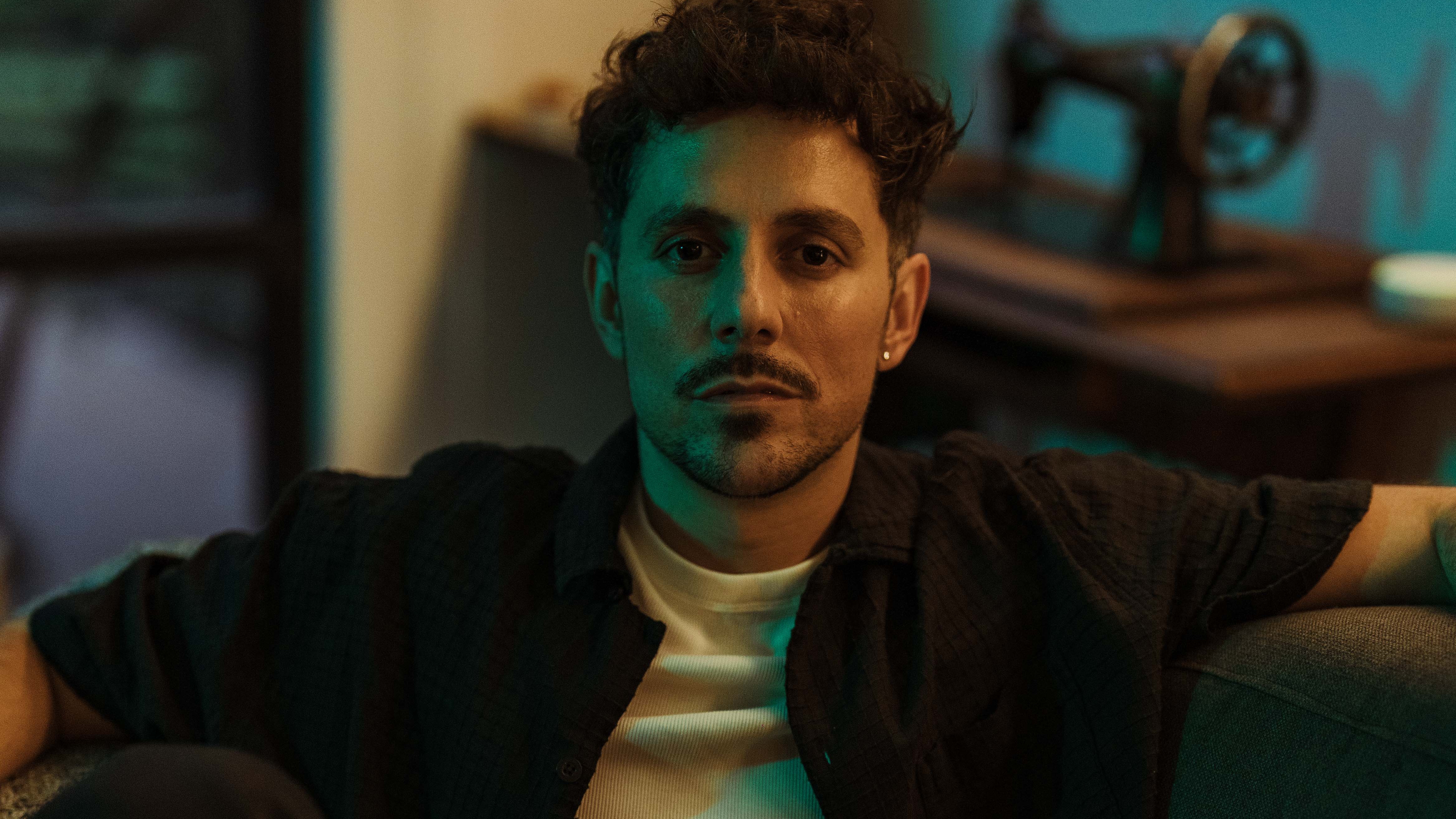 Salvador Suárez: el creador que apuesta por historias que duelen, incomodan y permanecen