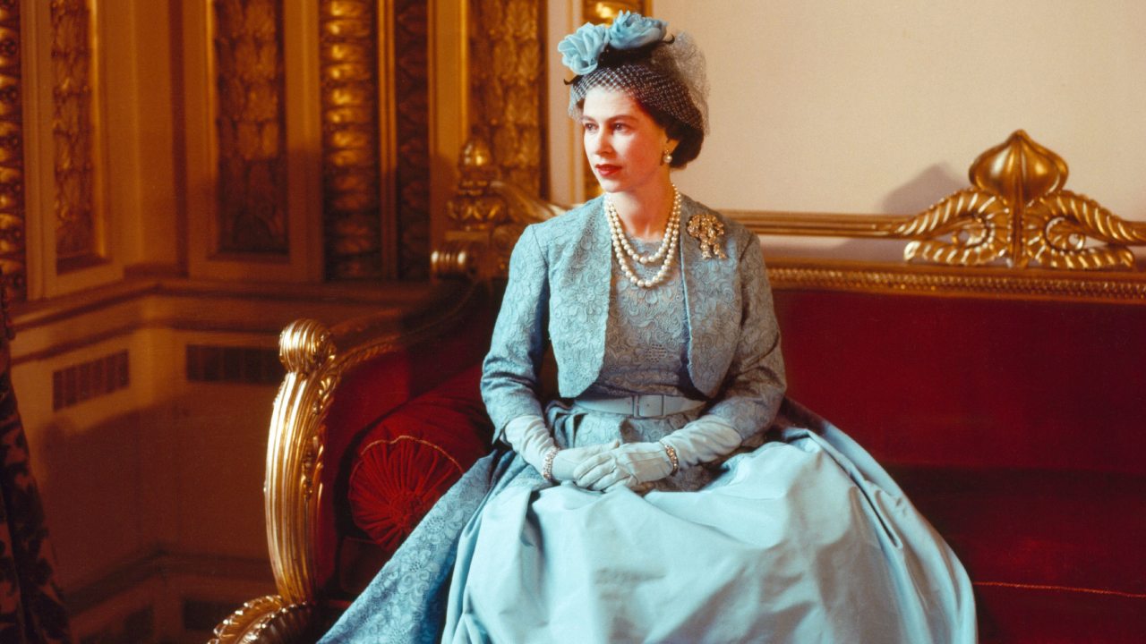 La histórica exposición de moda de la reina Isabel II, un legado de poder y lujo