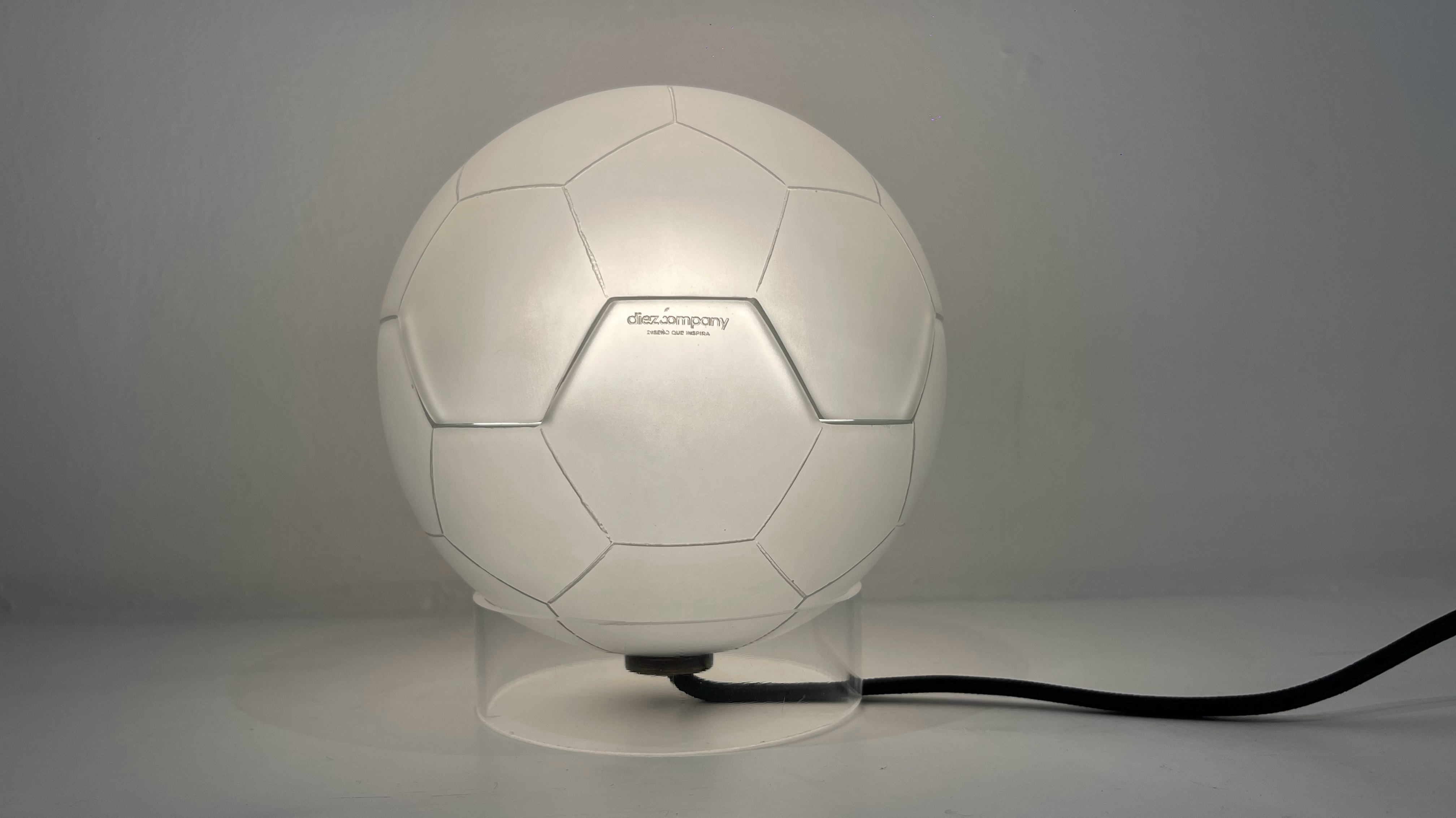 El balón Voit se convierte en escultura de luz gracias a Diez Company