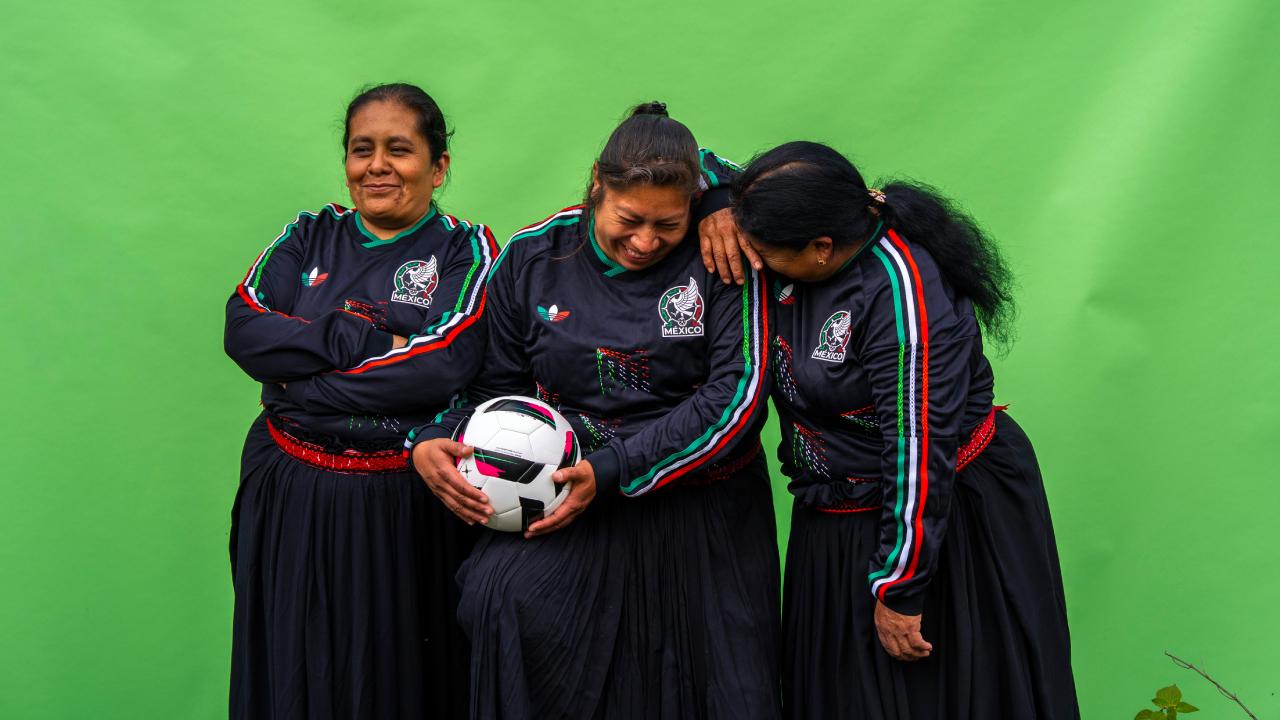 El nuevo jersey edición limitada de adidas x Someone Somewhere bordado por mujeres indígenas