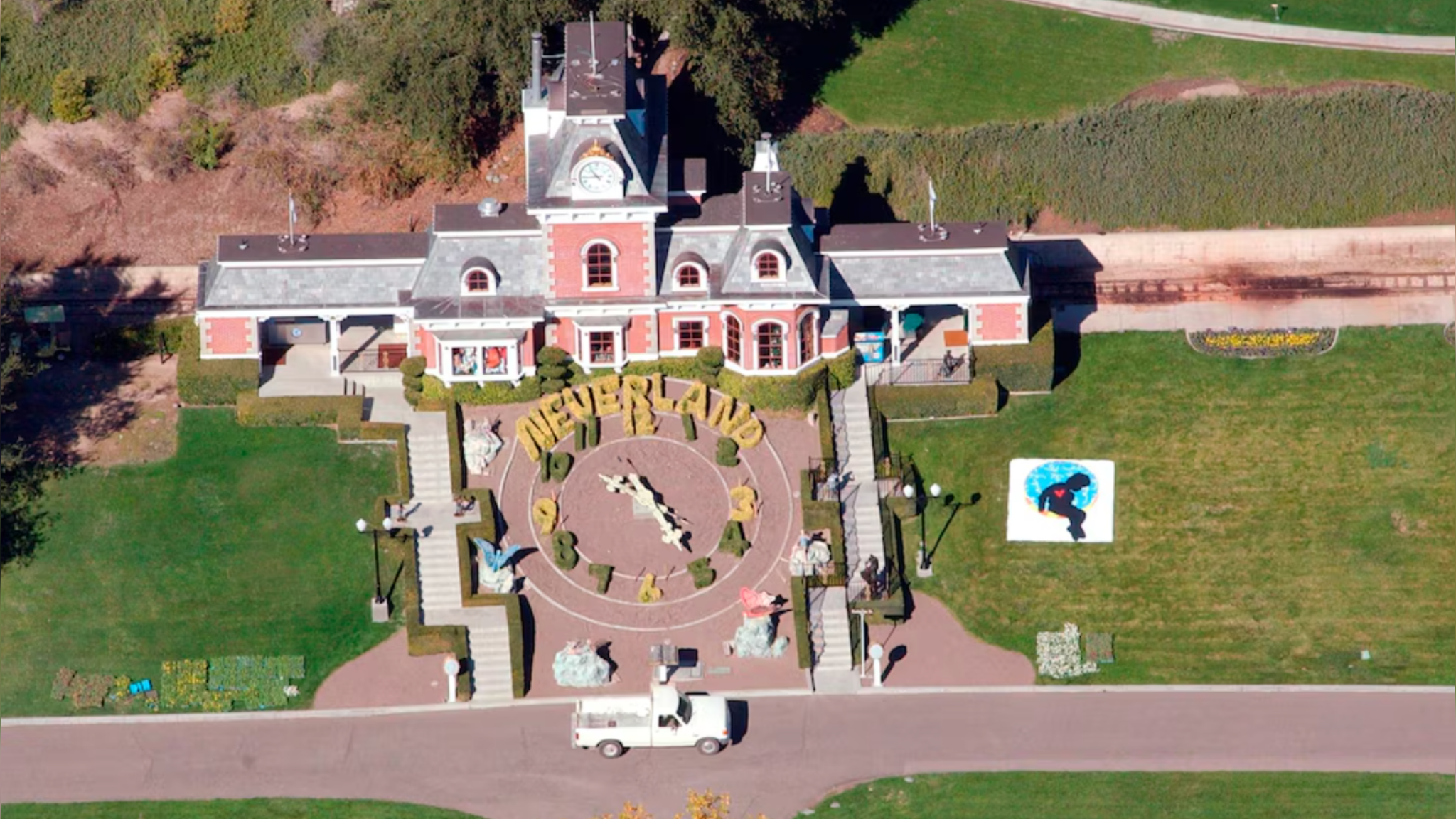 Qué pasó con Neverland: así luce hoy el icónico rancho de Michael Jackson