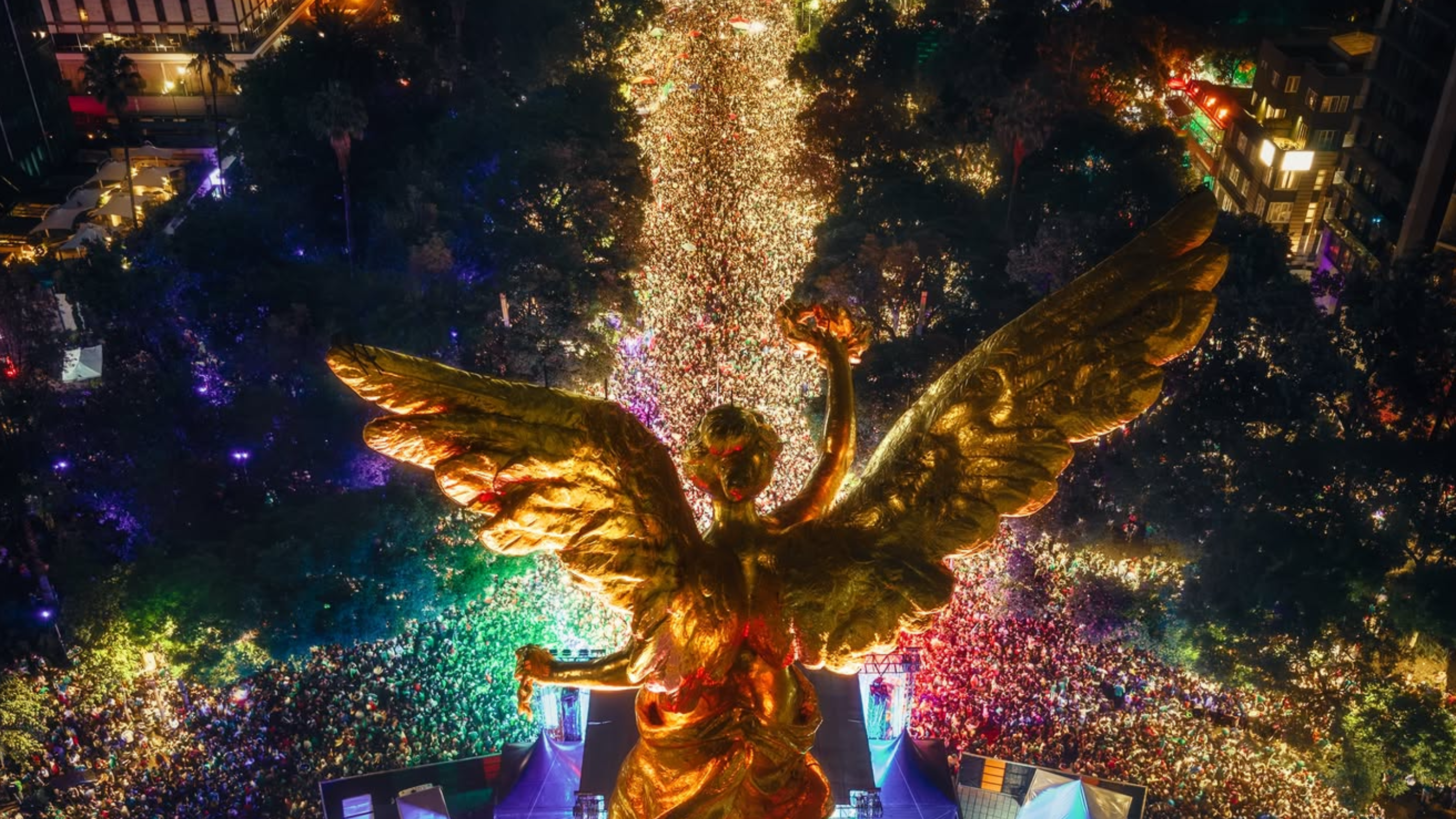 thetitle.mx:news:mas-de-400-mil-personas-celebran-la-clasificacion-de-mexico-en-el-angel-de-la-independencia.
