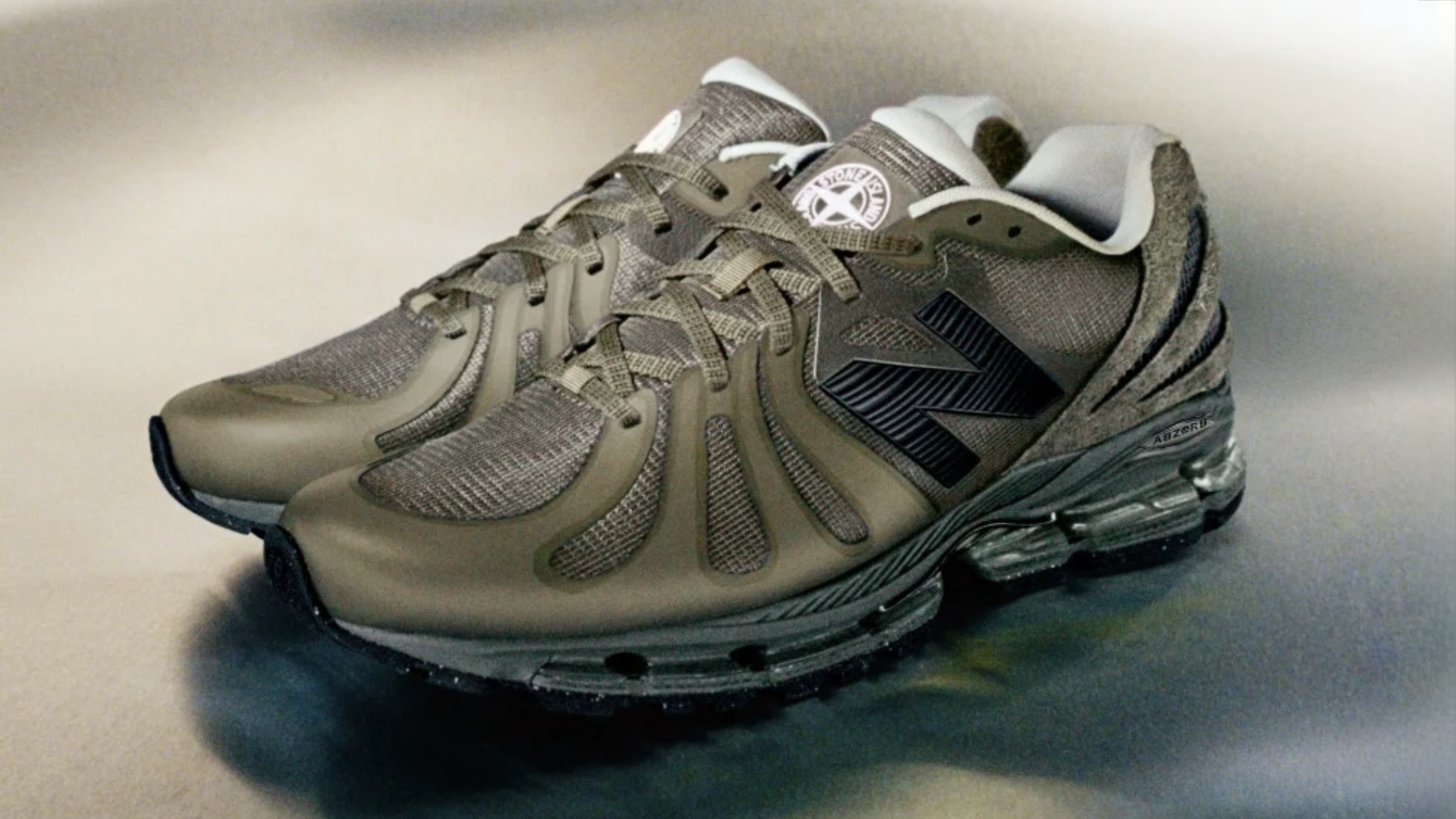 Stone Island y New Balance presentan unos sneakers inspirados en el fútbol noventero