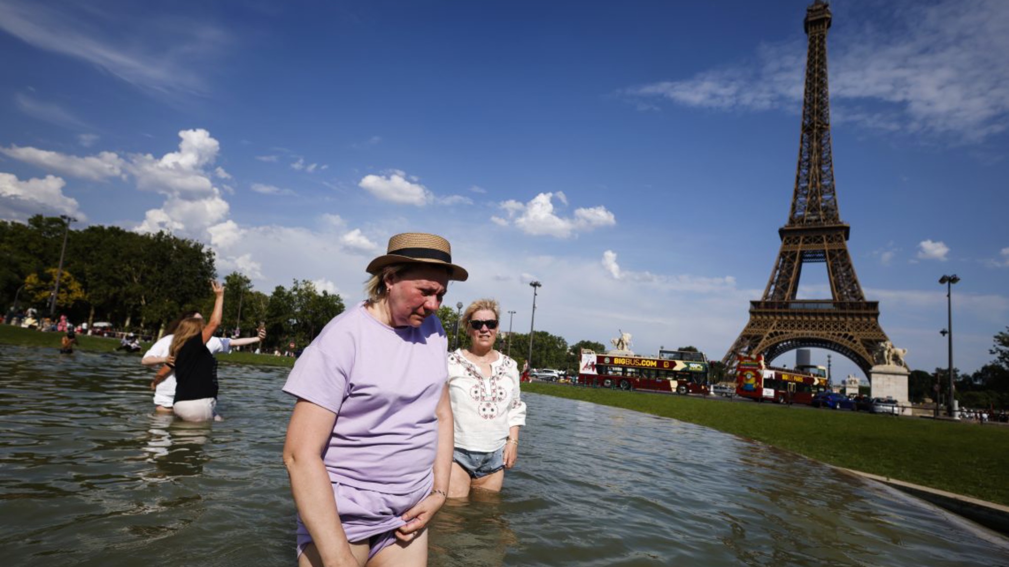 Francia bajo una ola de calor histórica: temperaturas extremas ponen en alerta a más de la mitad del país
