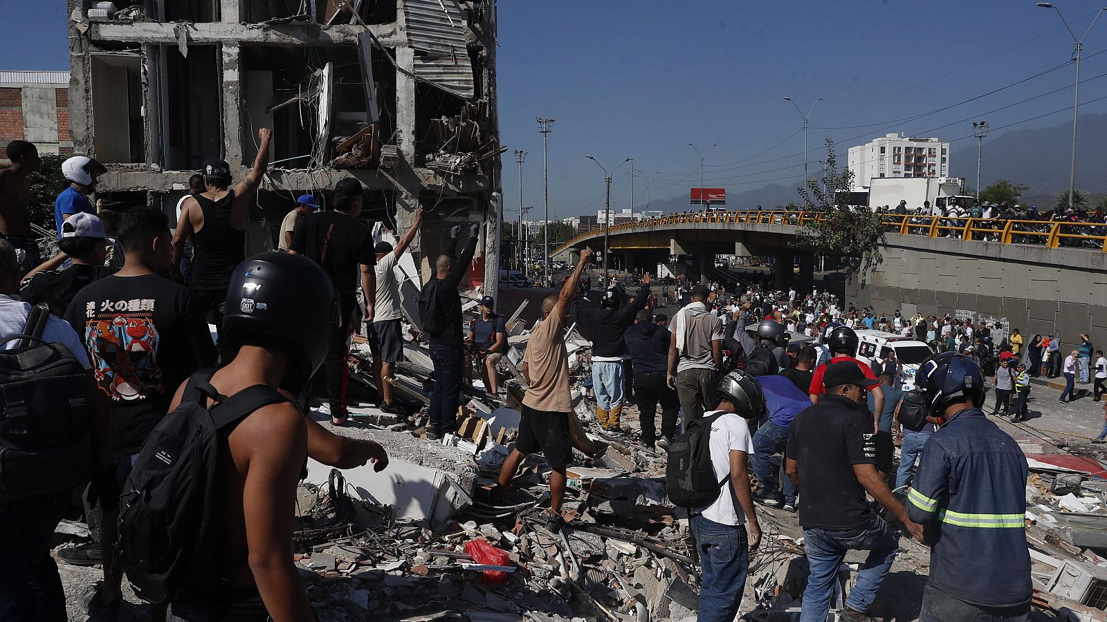 Terremoto de 7.4 sacude Colombia: muertos, edificios colapsados y una emergencia que moviliza al país