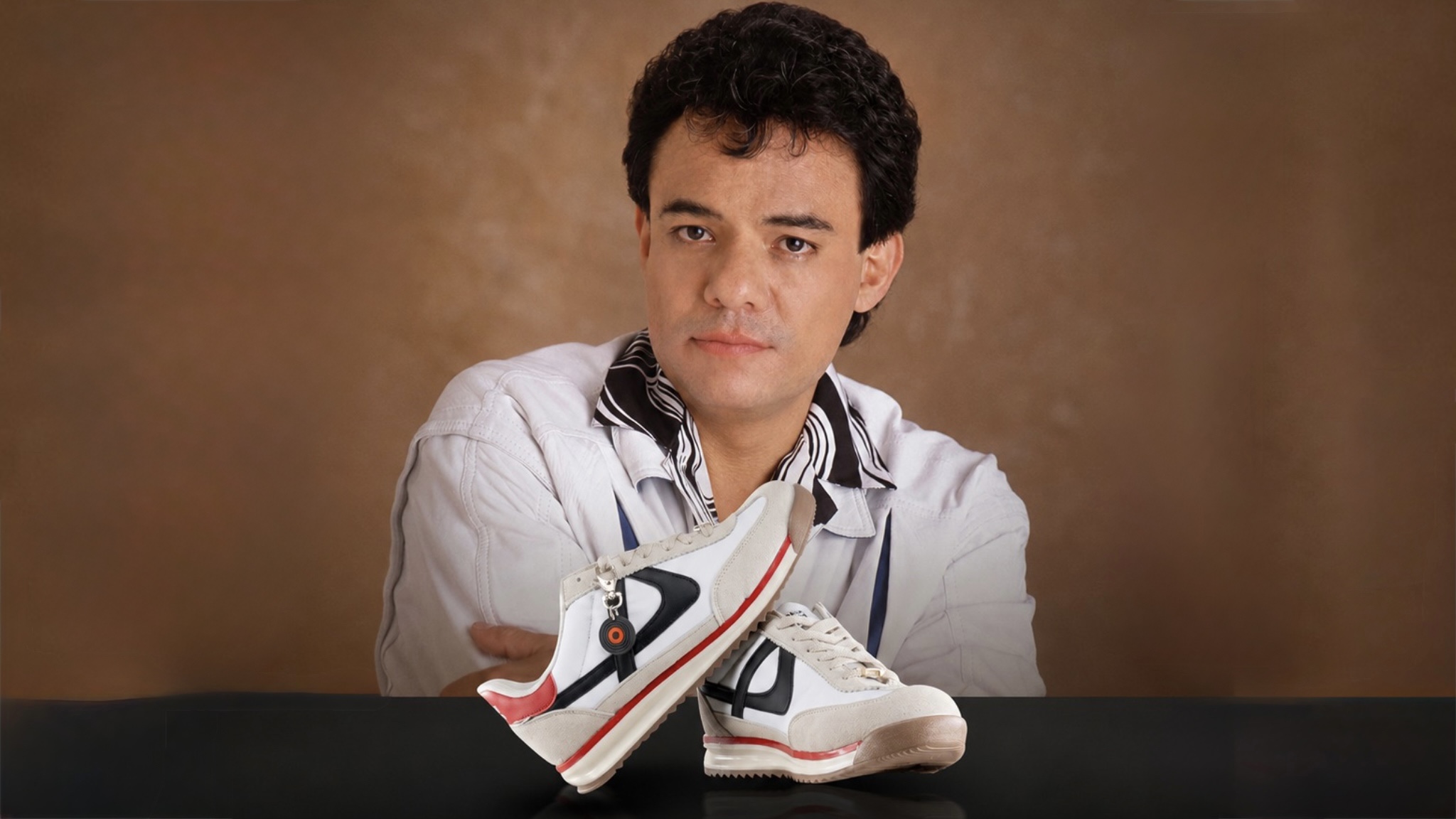 Panam lanza tenis inspirados en José José