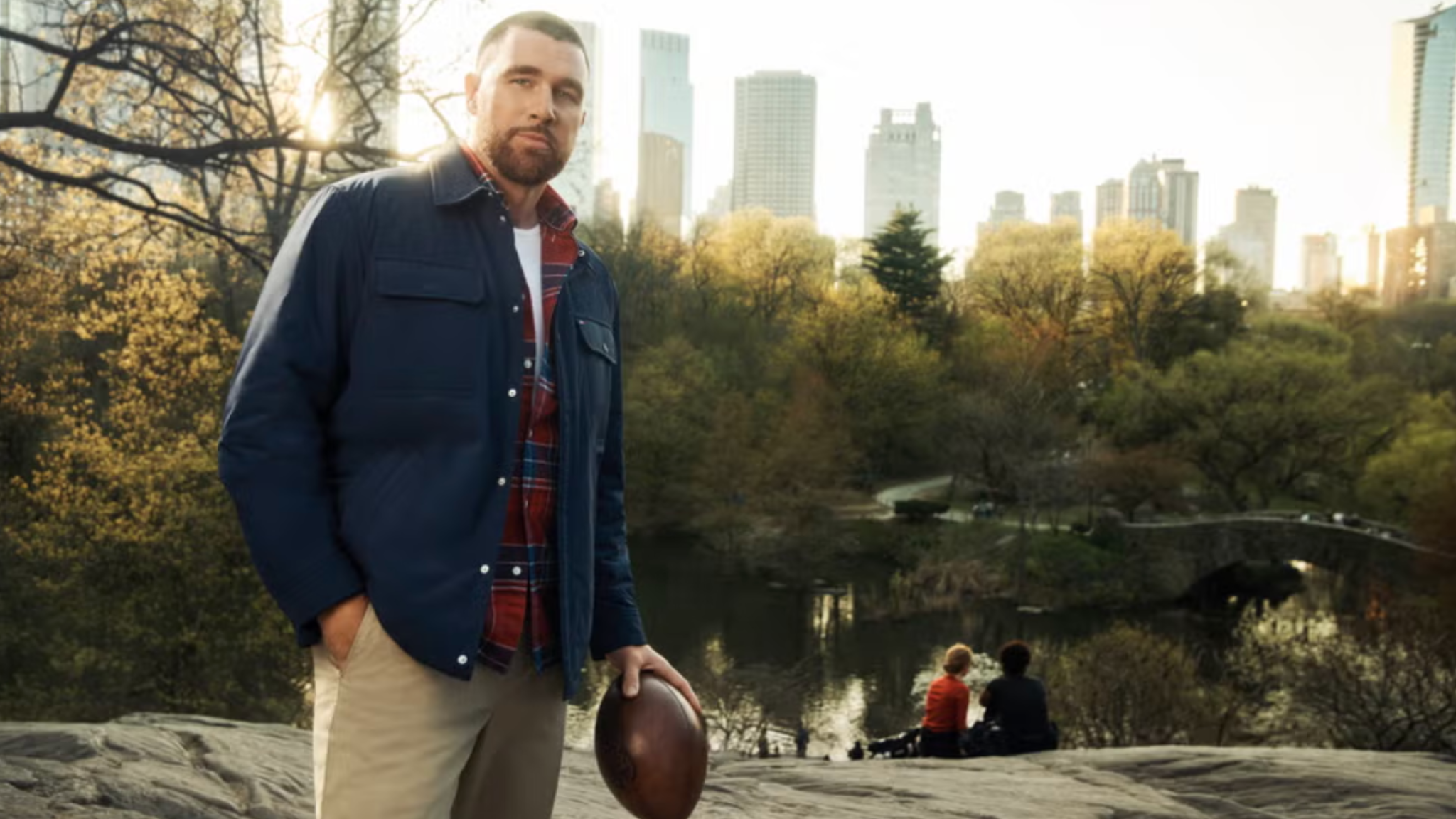 Travis Kelce lleva el estilo neoyorquino de Tommy Hilfiger al icónico Hotel Plaza