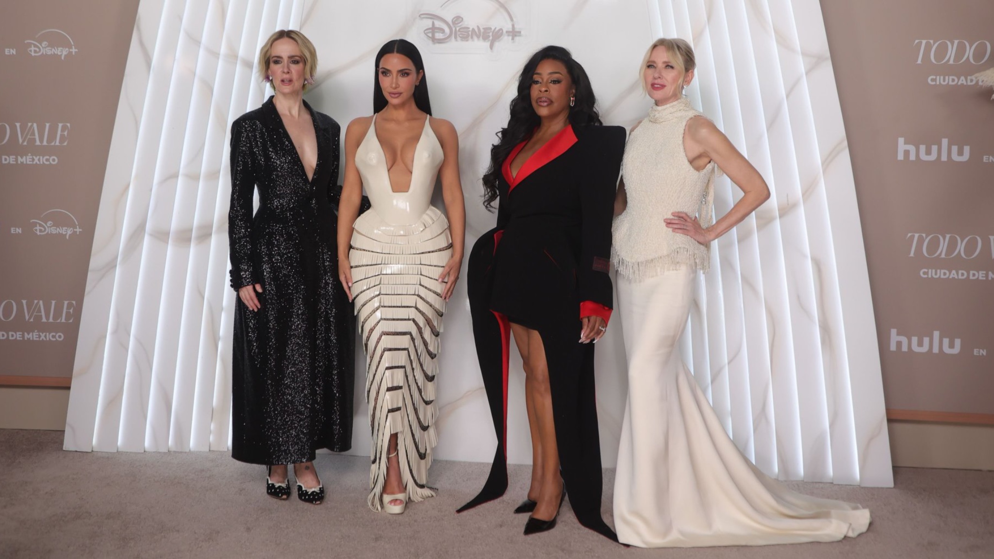 Kim Kardashian y Naomi Watts conquistan México con vestidos de alta costura